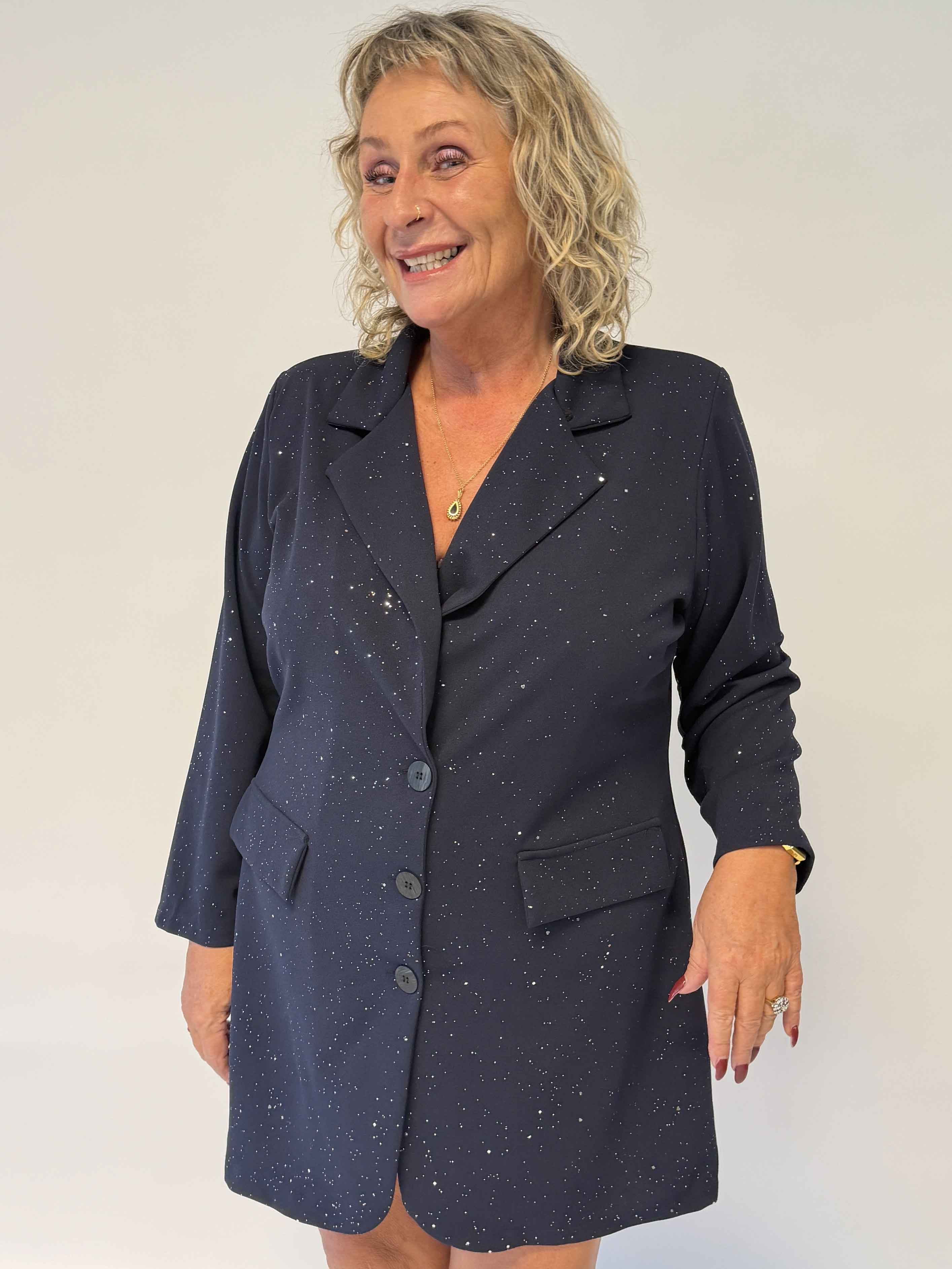 Medea Long - Elegant plus size blazer med fint glimmerstøv, der giver et eksklusivt look
