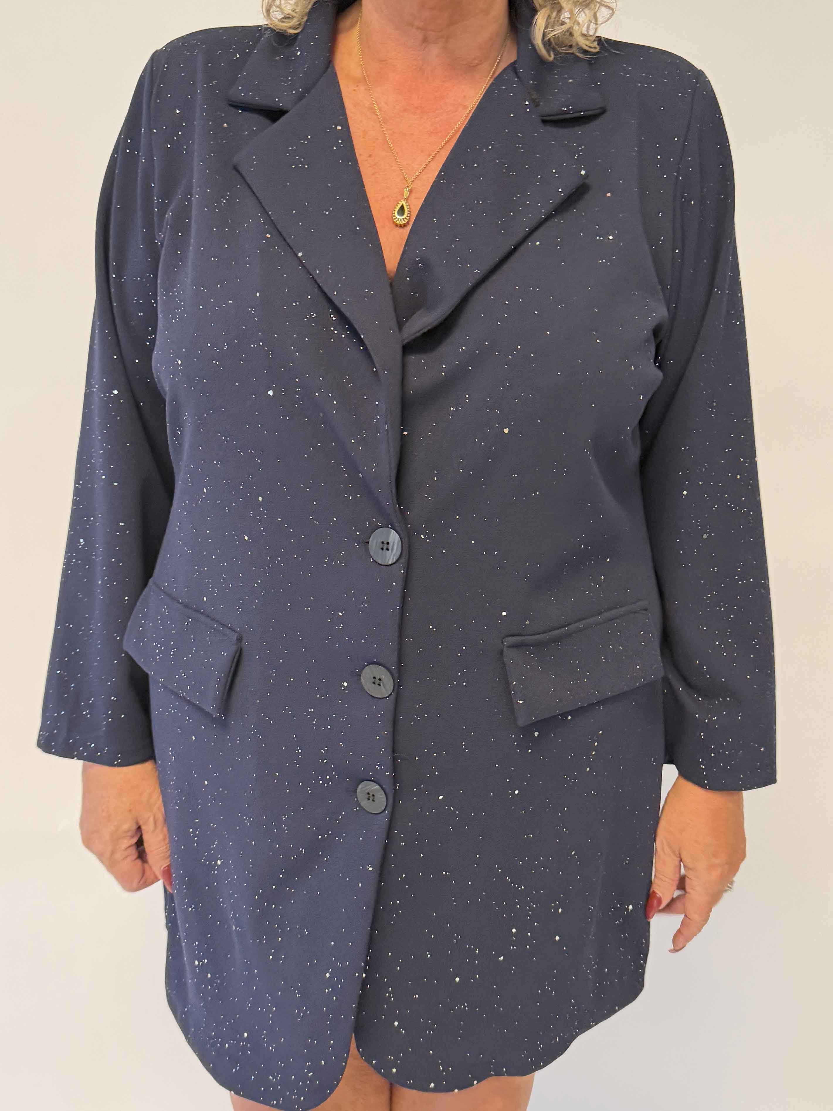 Medea Long - Elegant plus size blazer med fint glimmerstøv, der giver et eksklusivt look