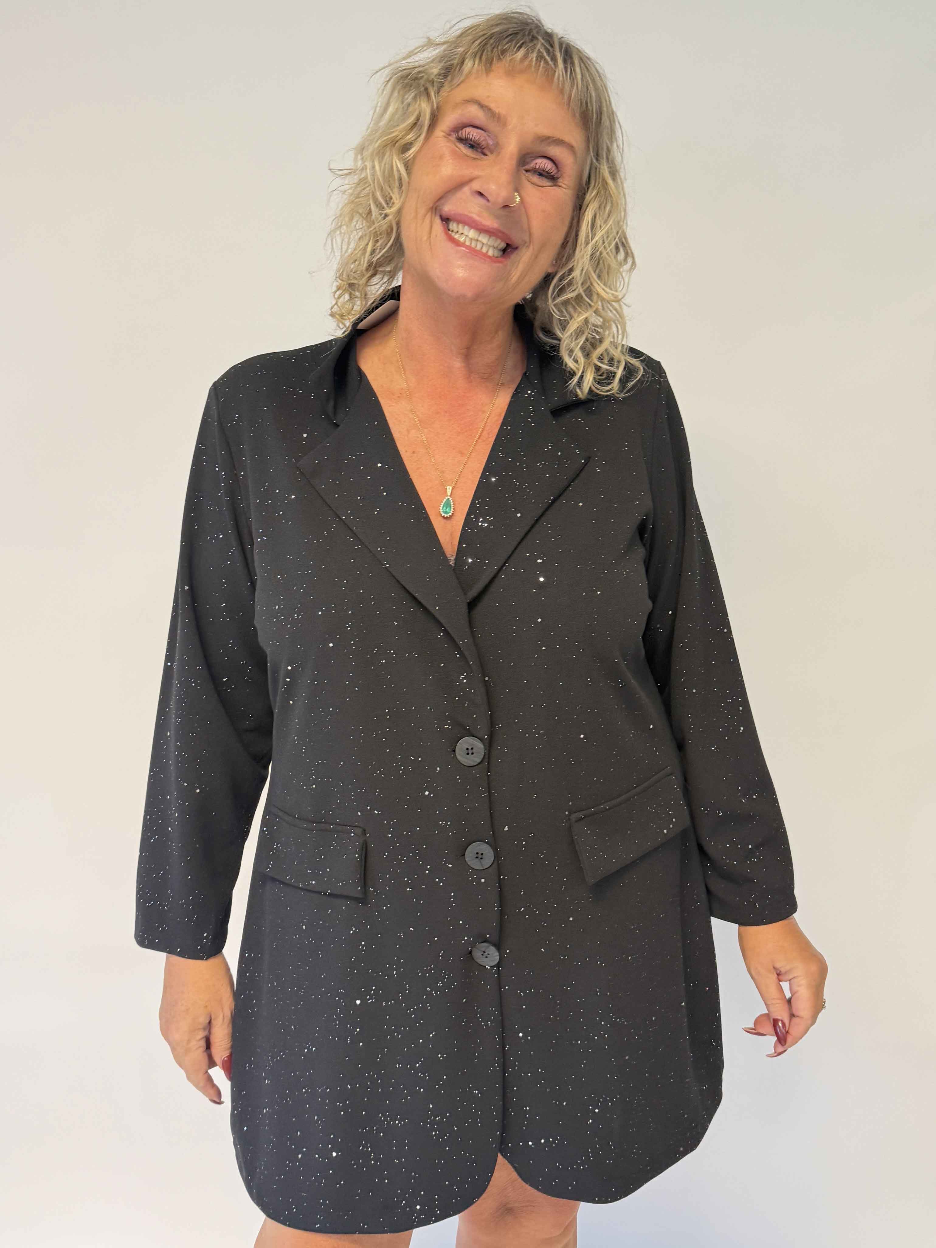 Medea Long - Elegant plus size blazer med fint glimmerstøv, der giver et eksklusivt look