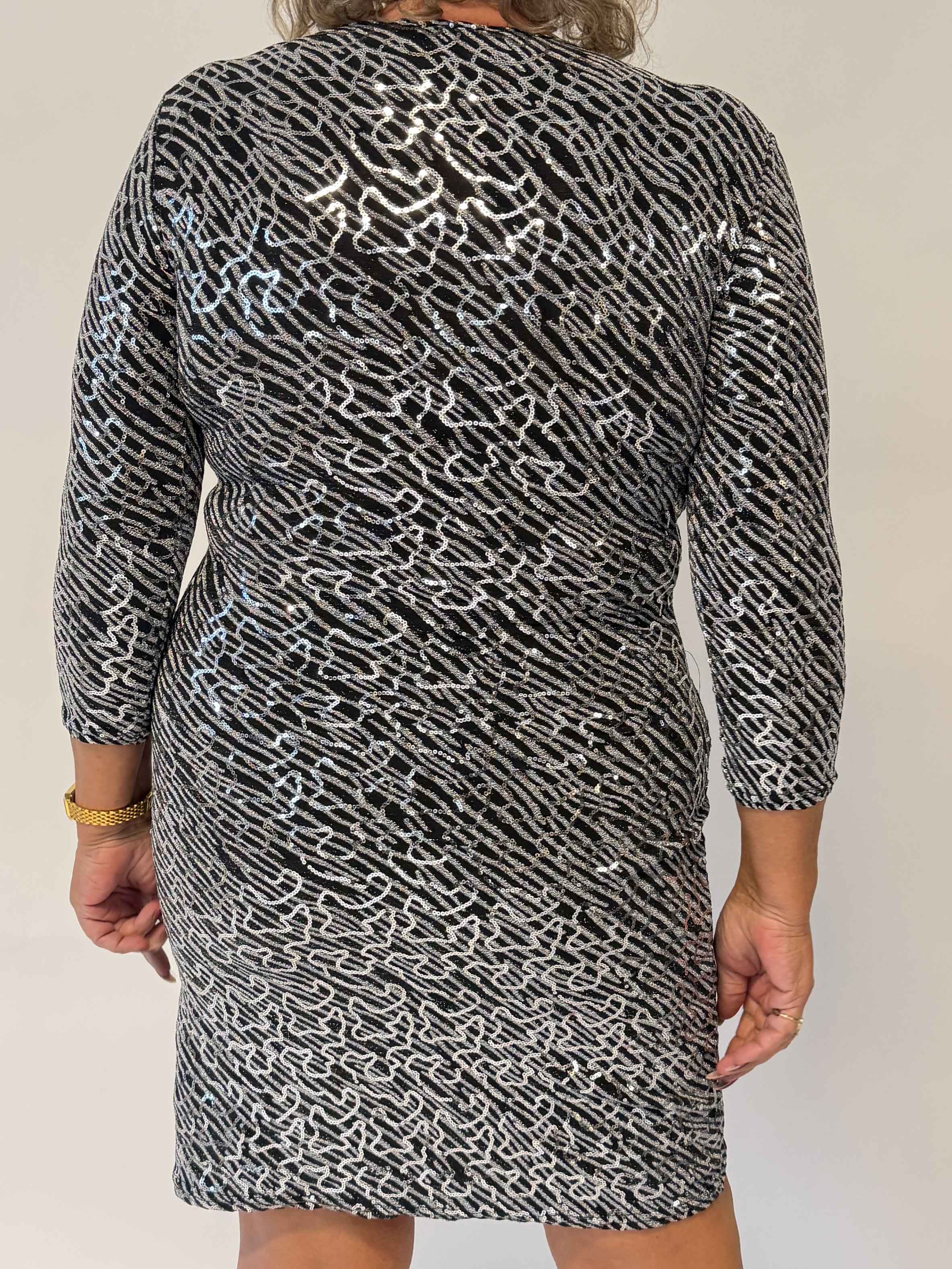 Kata Sequin - Plus size paillet kjole med flot slå-om-look, stretch og fine glimmertråde