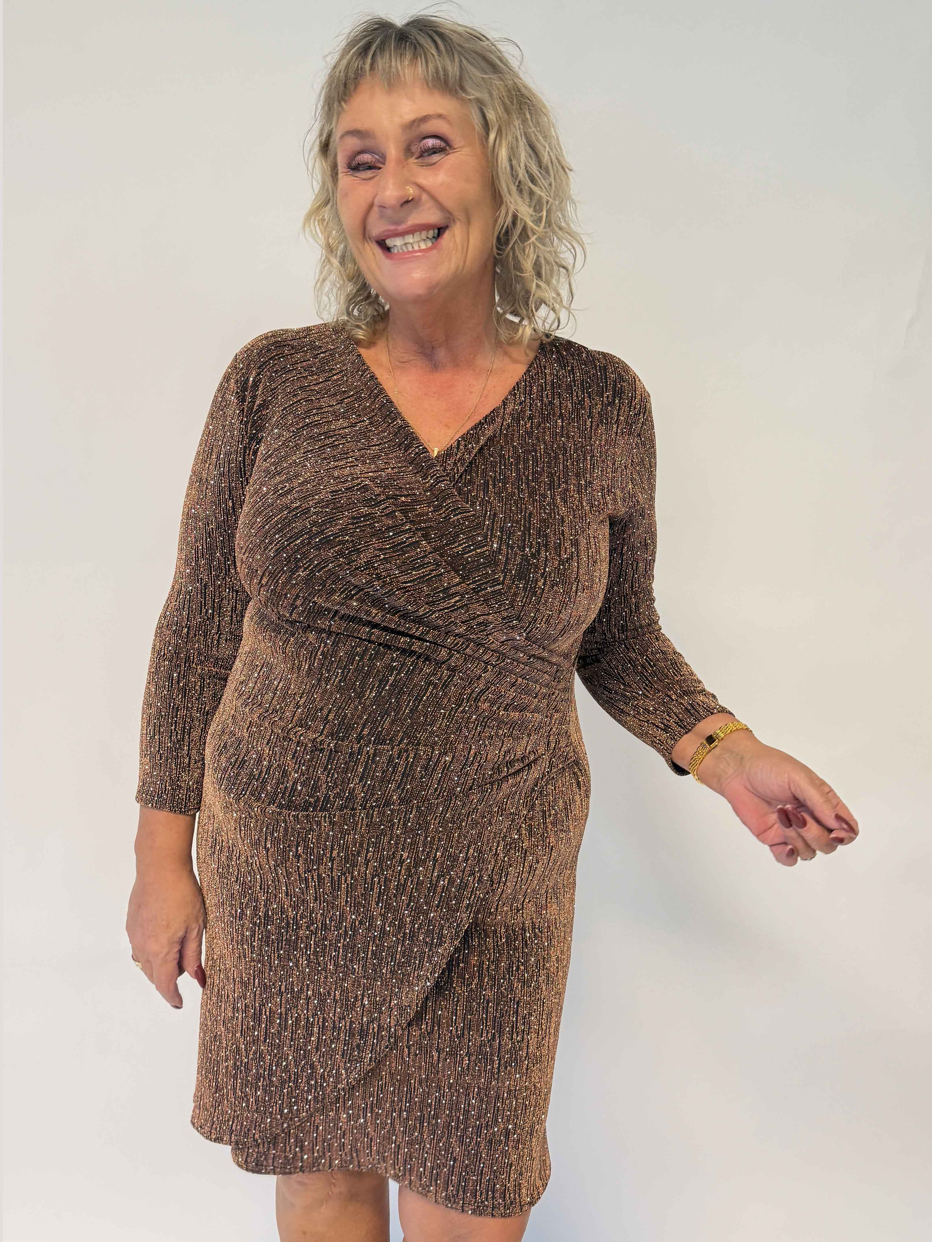 Kata - Glitrende plus size kjole med slå-om-look, masser af stretch og fine glimmertråde