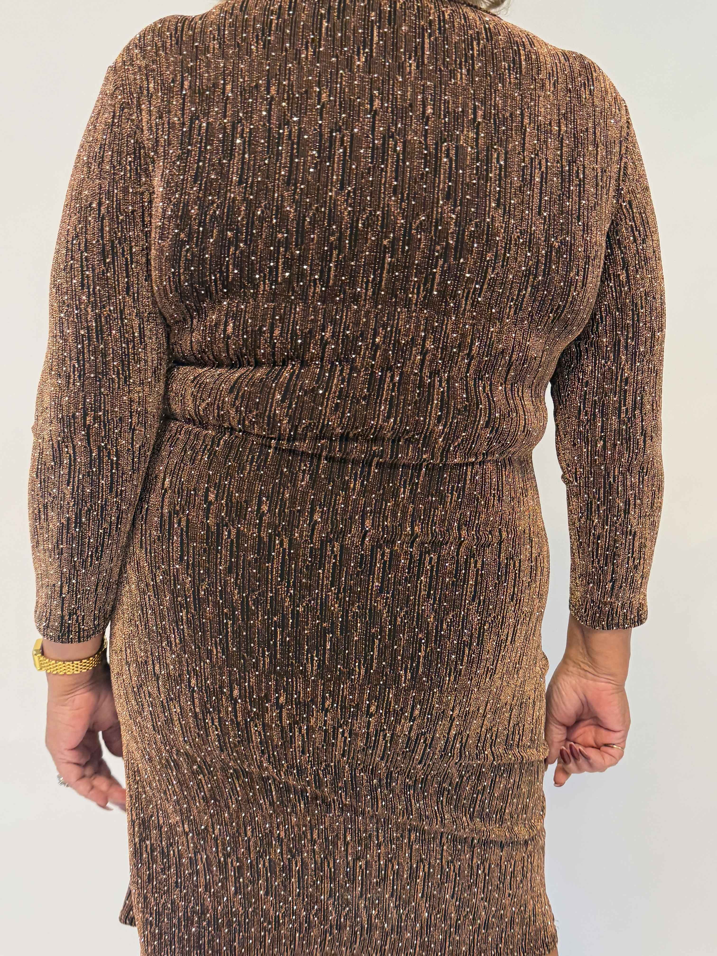 Kata - Glitrende plus size kjole med slå-om-look, masser af stretch og fine glimmertråde