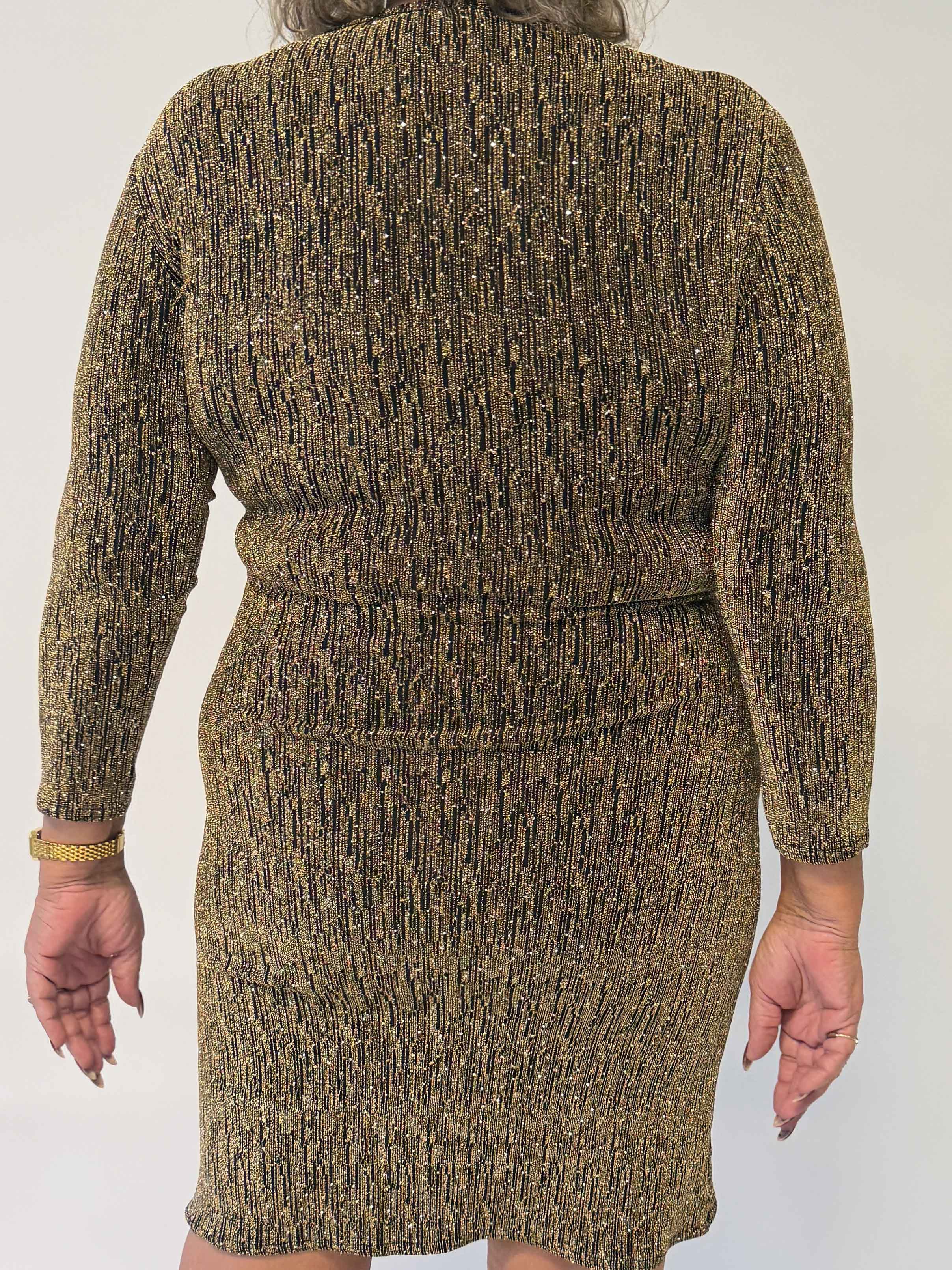 Kata - Glitrende plus size kjole med slå-om-look, masser af stretch og fine glimmertråde