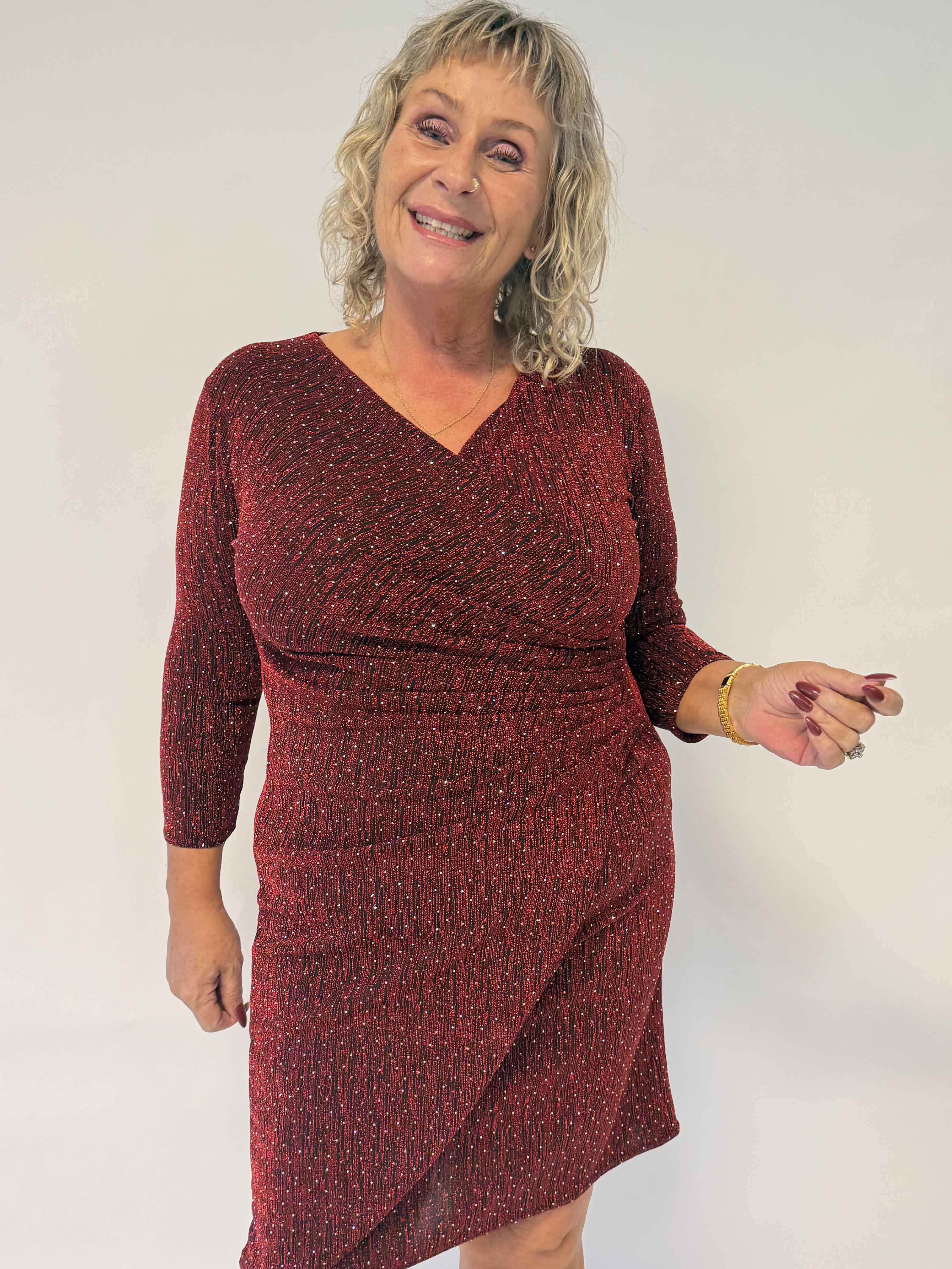 Kata - Glitrende plus size kjole med slå-om-look, masser af stretch og fine glimmertråde