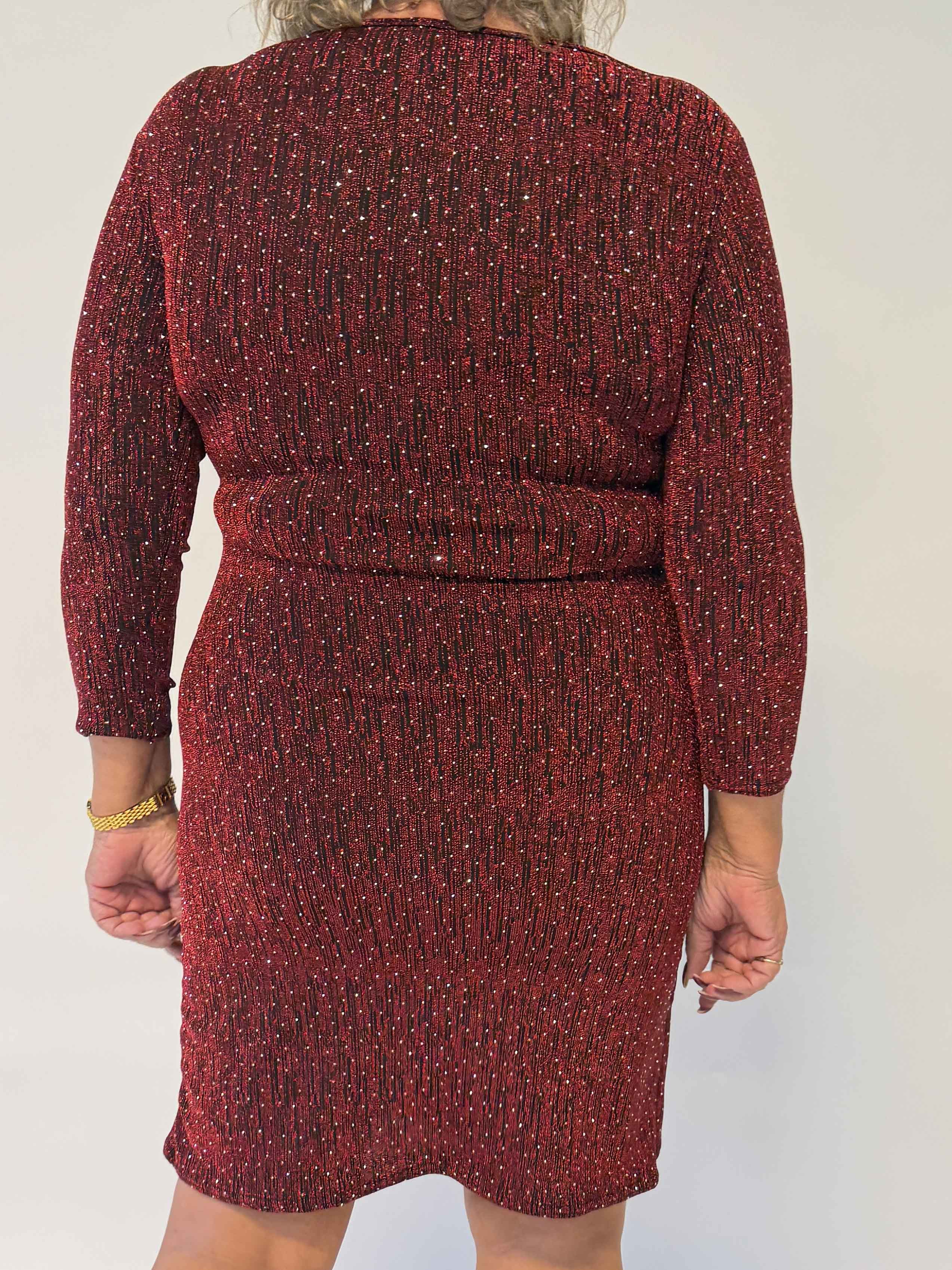 Kata - Glitrende plus size kjole med slå-om-look, masser af stretch og fine glimmertråde