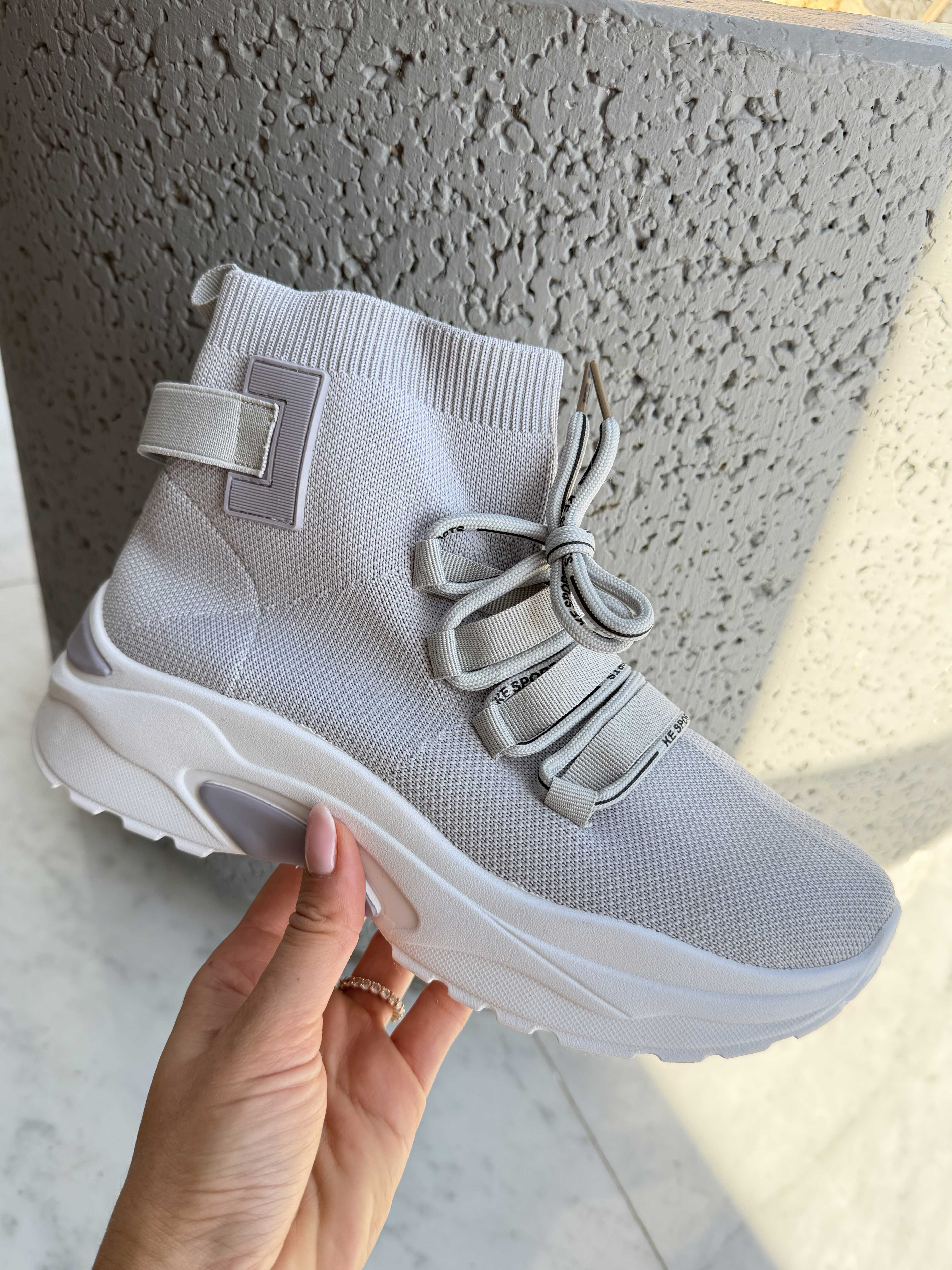 Deysi - Trendy sokkesneakers med tekstdetaljer på snørebåndene