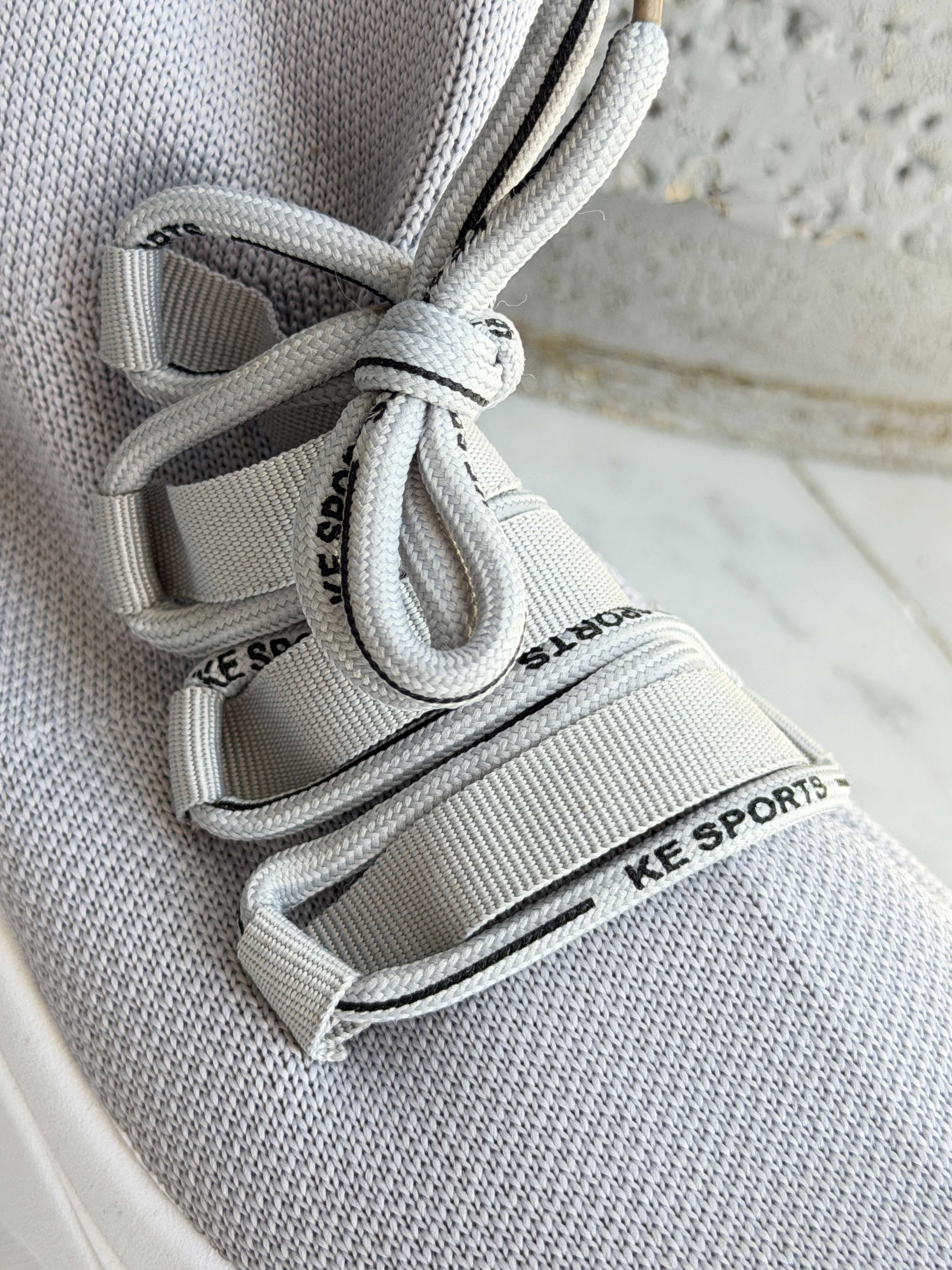 Deysi - Trendy sokkesneakers med tekstdetaljer på snørebåndene