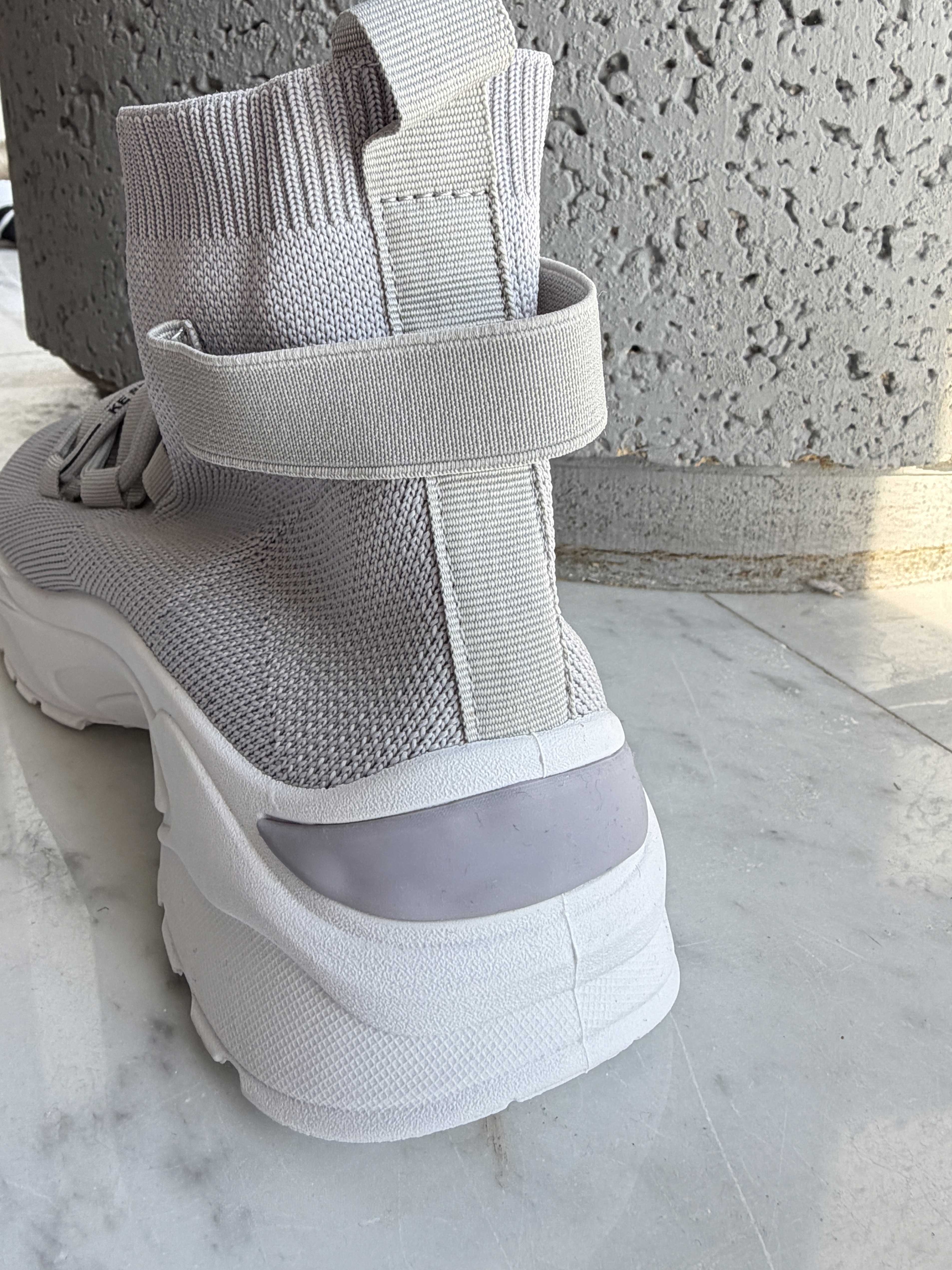 Deysi - Trendy sokkesneakers med tekstdetaljer på snørebåndene