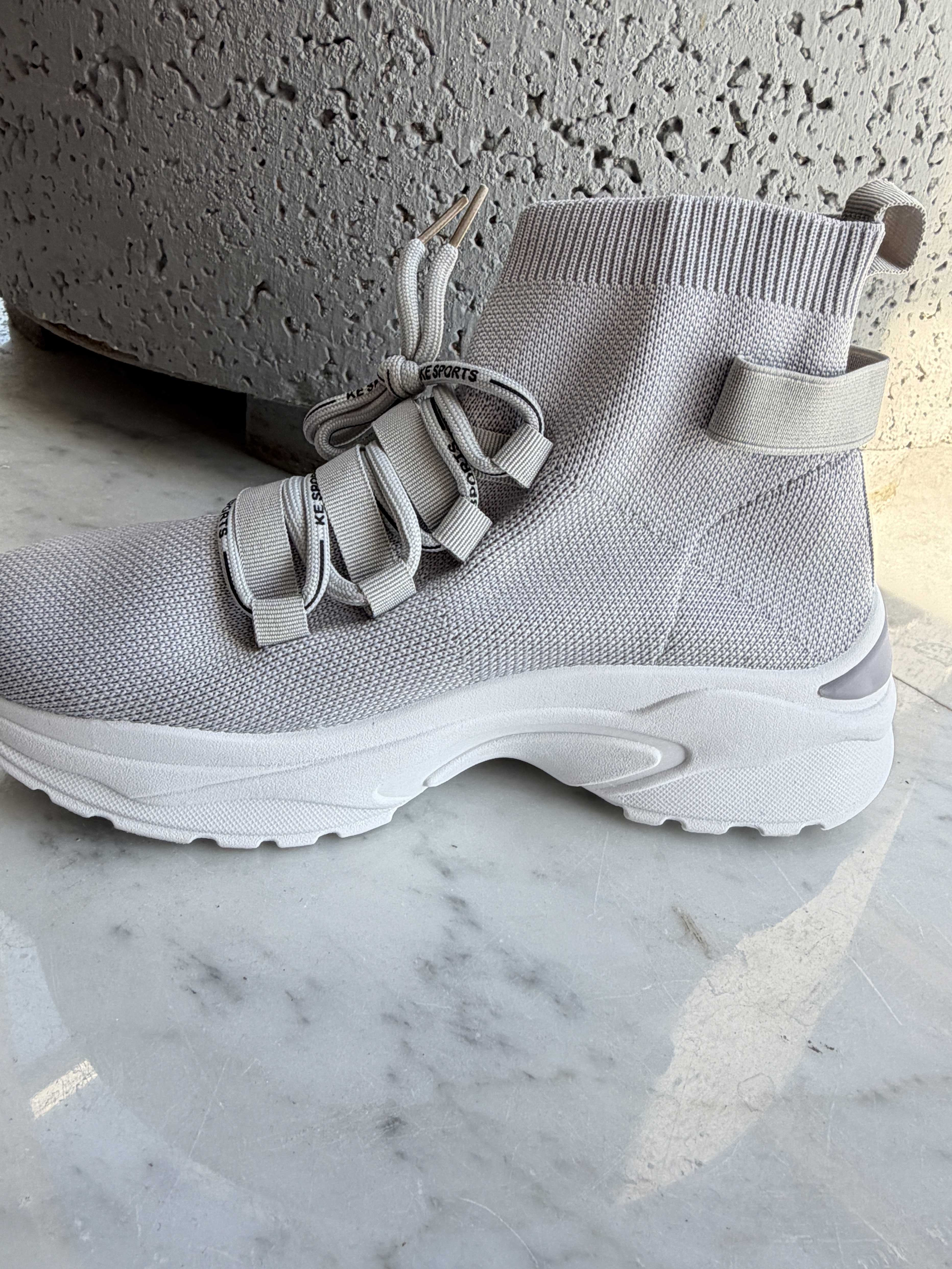 Deysi - Trendy sokkesneakers med tekstdetaljer på snørebåndene