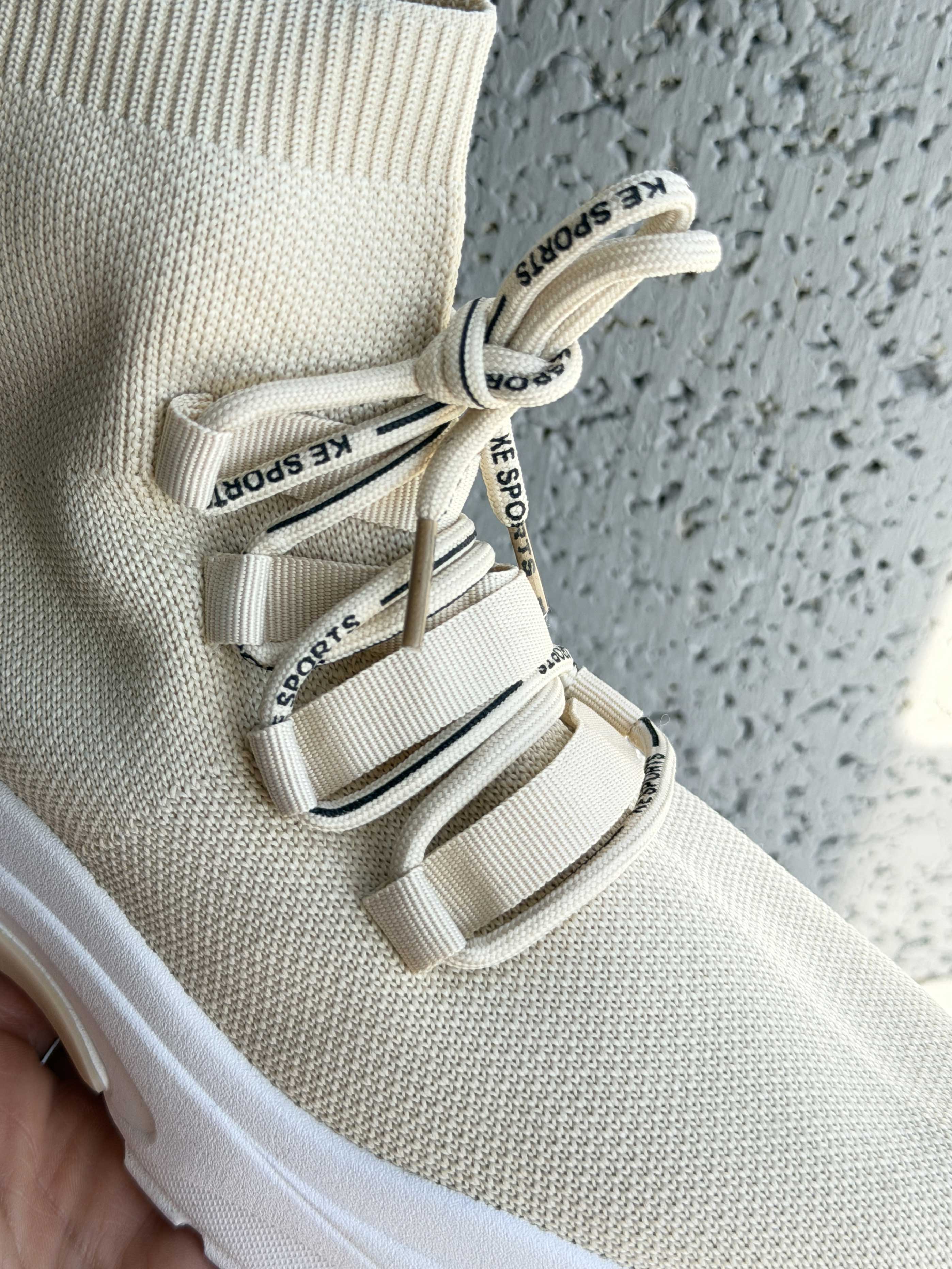 Deysi - Trendy sokkesneakers med tekstdetaljer på snørebåndene