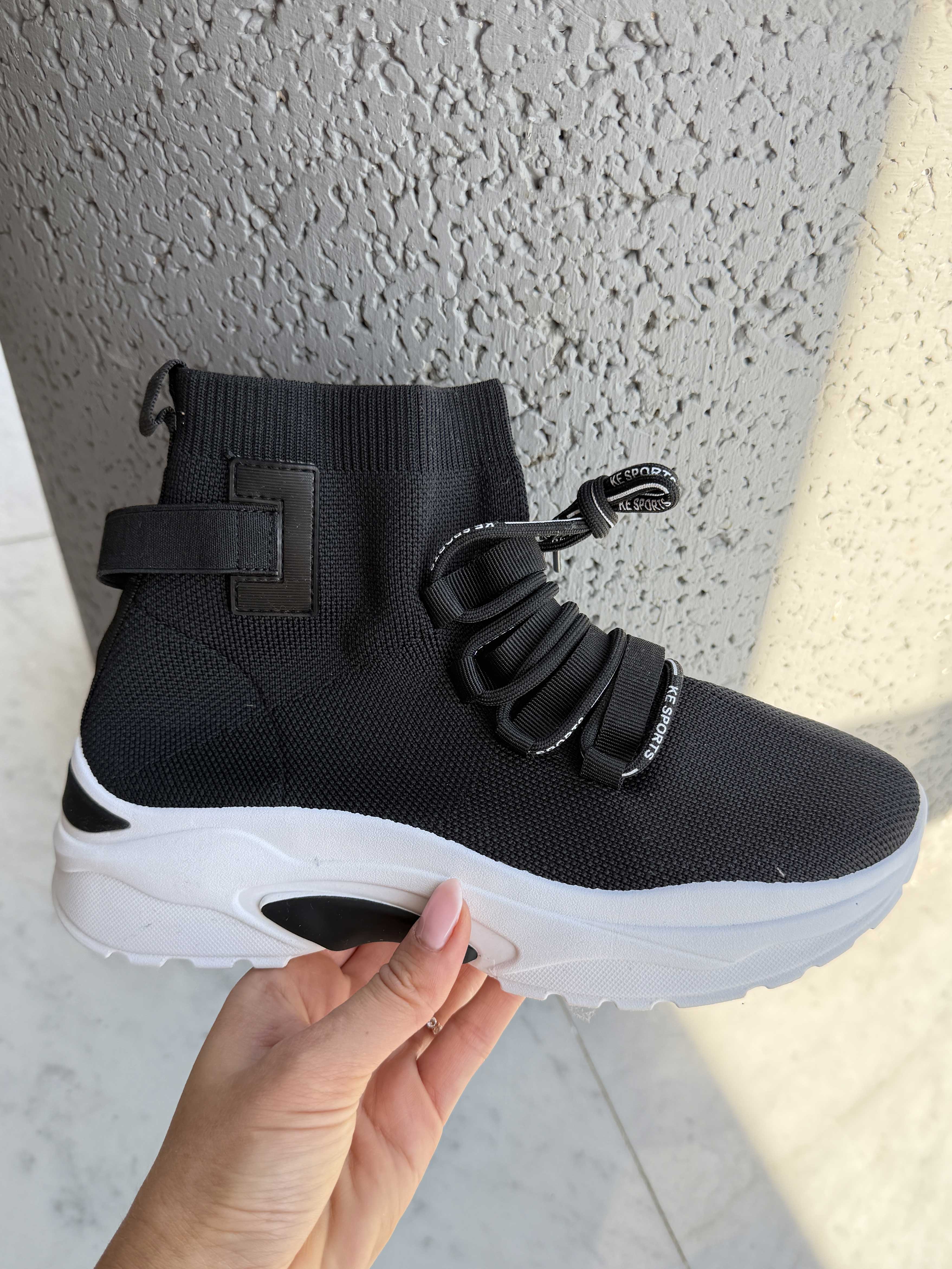 Deysi - Trendy sokkesneakers med tekstdetaljer på snørebåndene