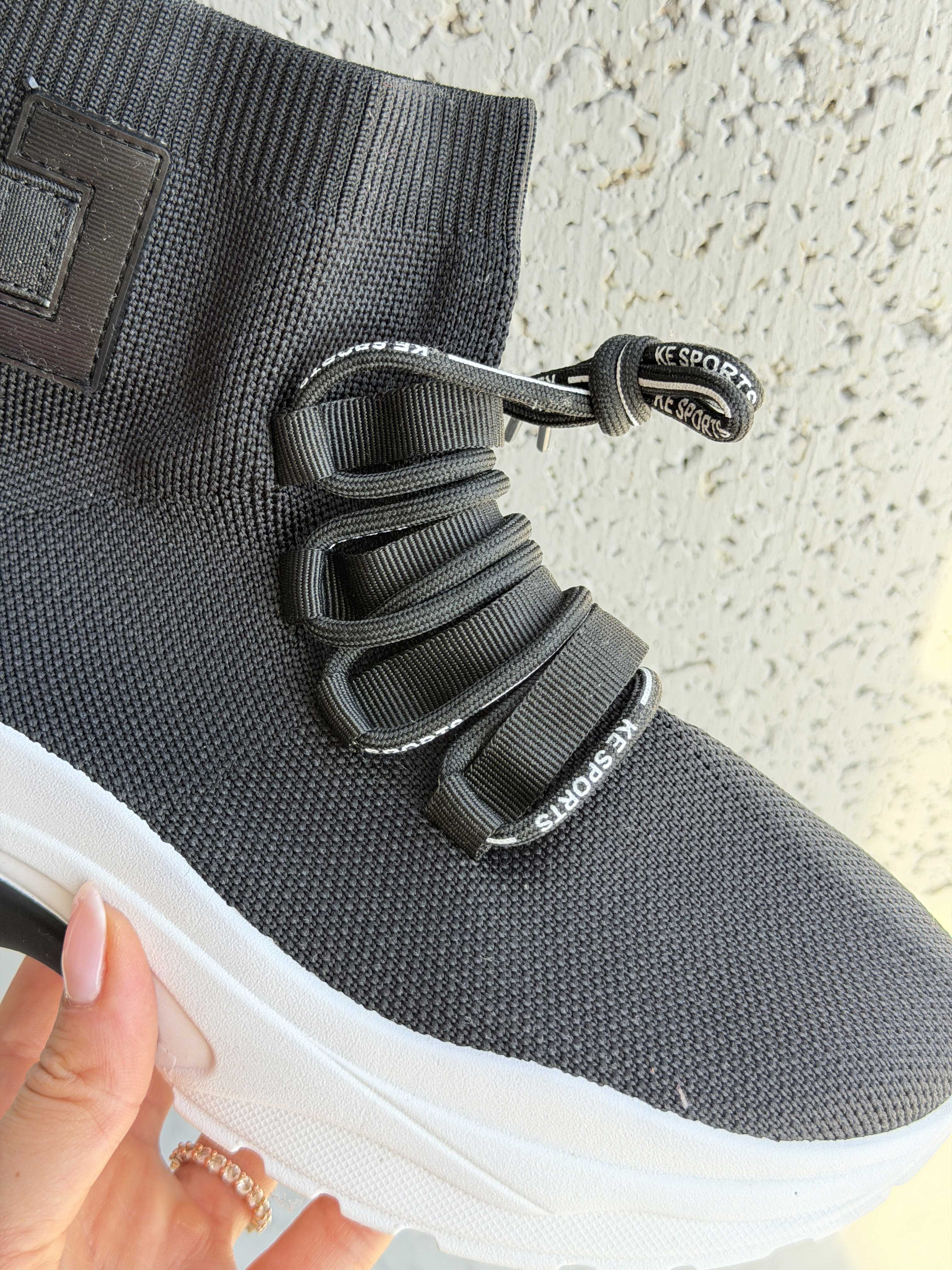 Deysi - Trendy sokkesneakers med tekstdetaljer på snørebåndene