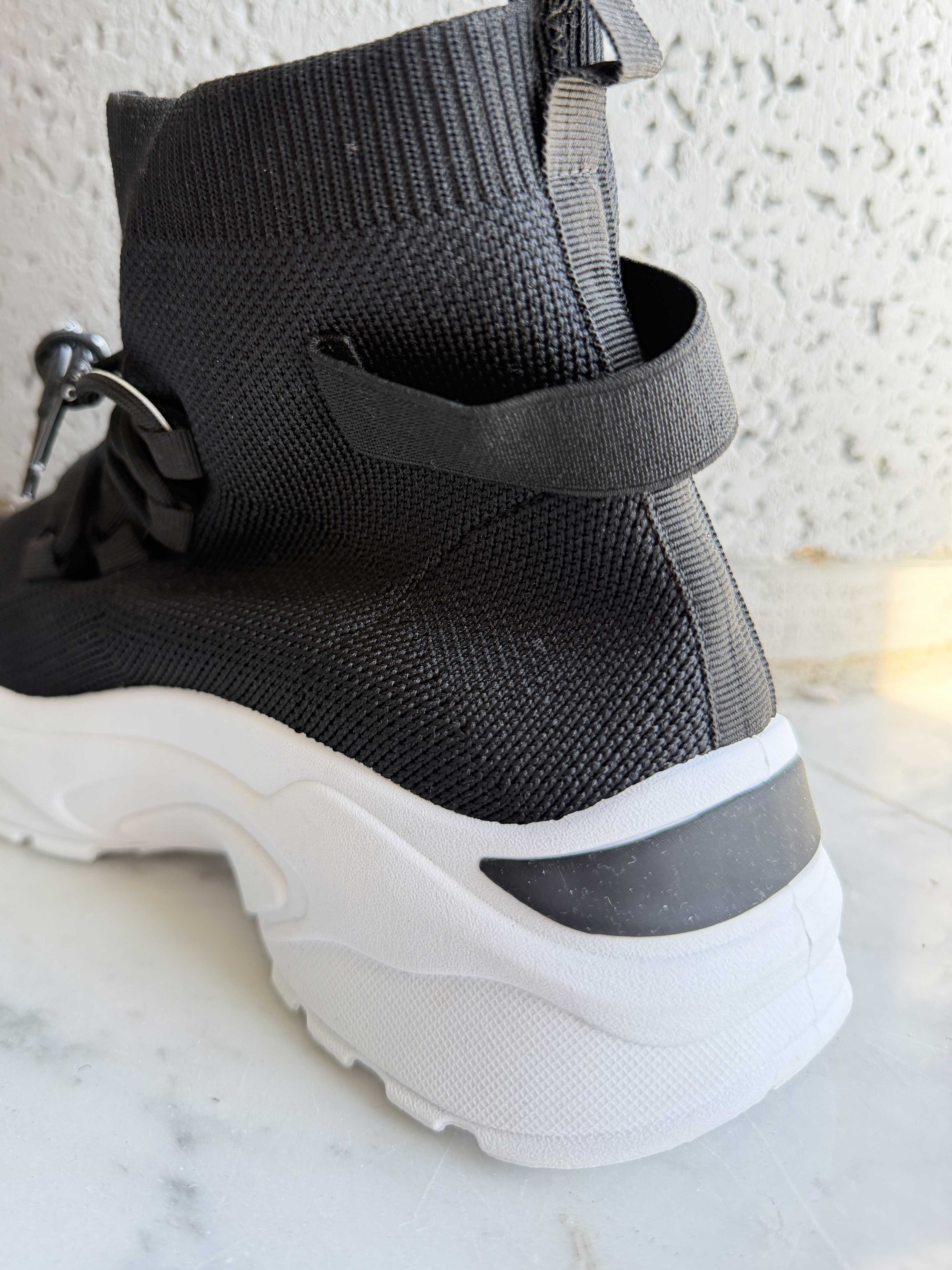 Deysi - Trendy sokkesneakers med tekstdetaljer på snørebåndene