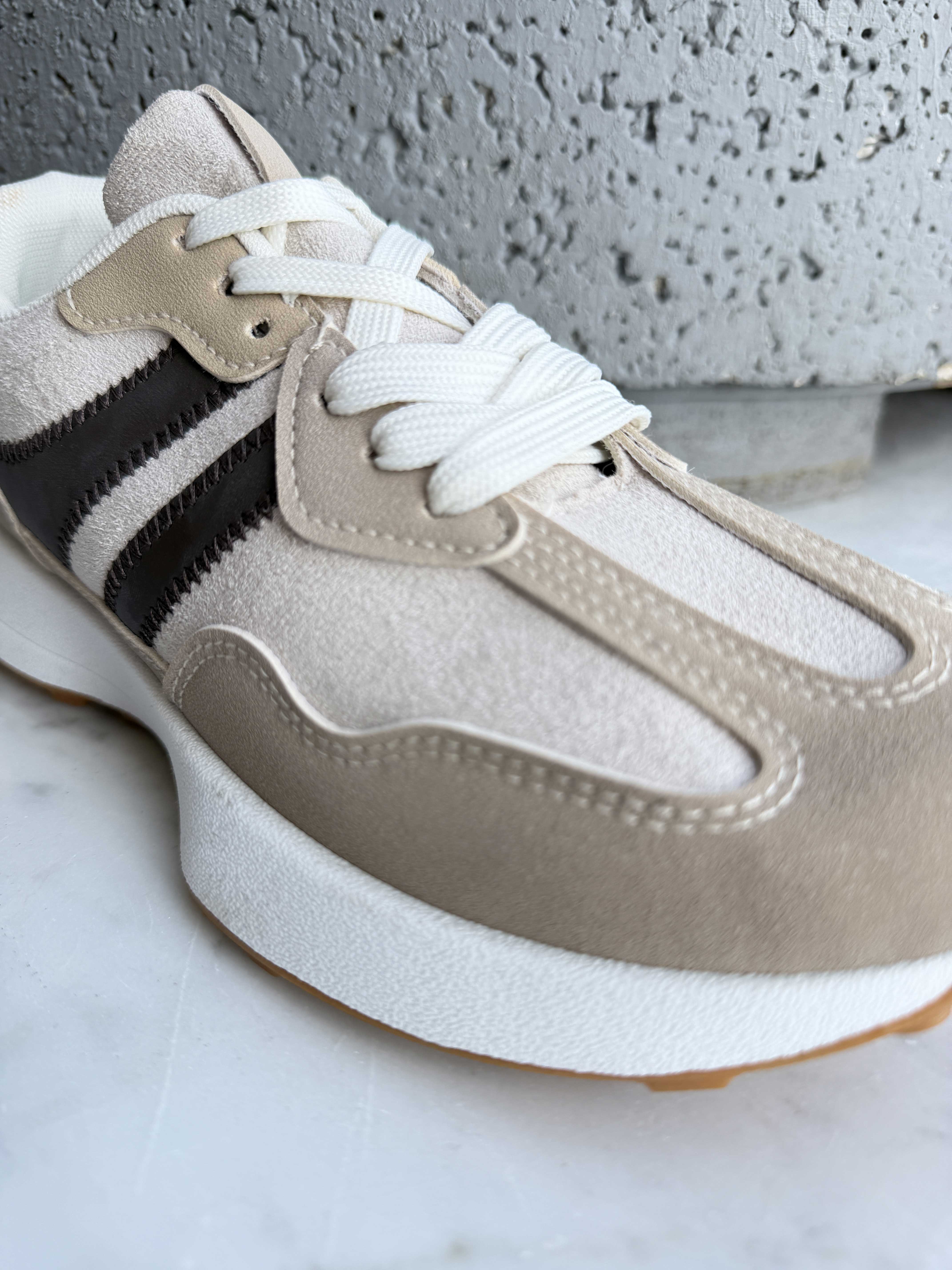 Elva - Sneakers i ruskindslook med hvid sål