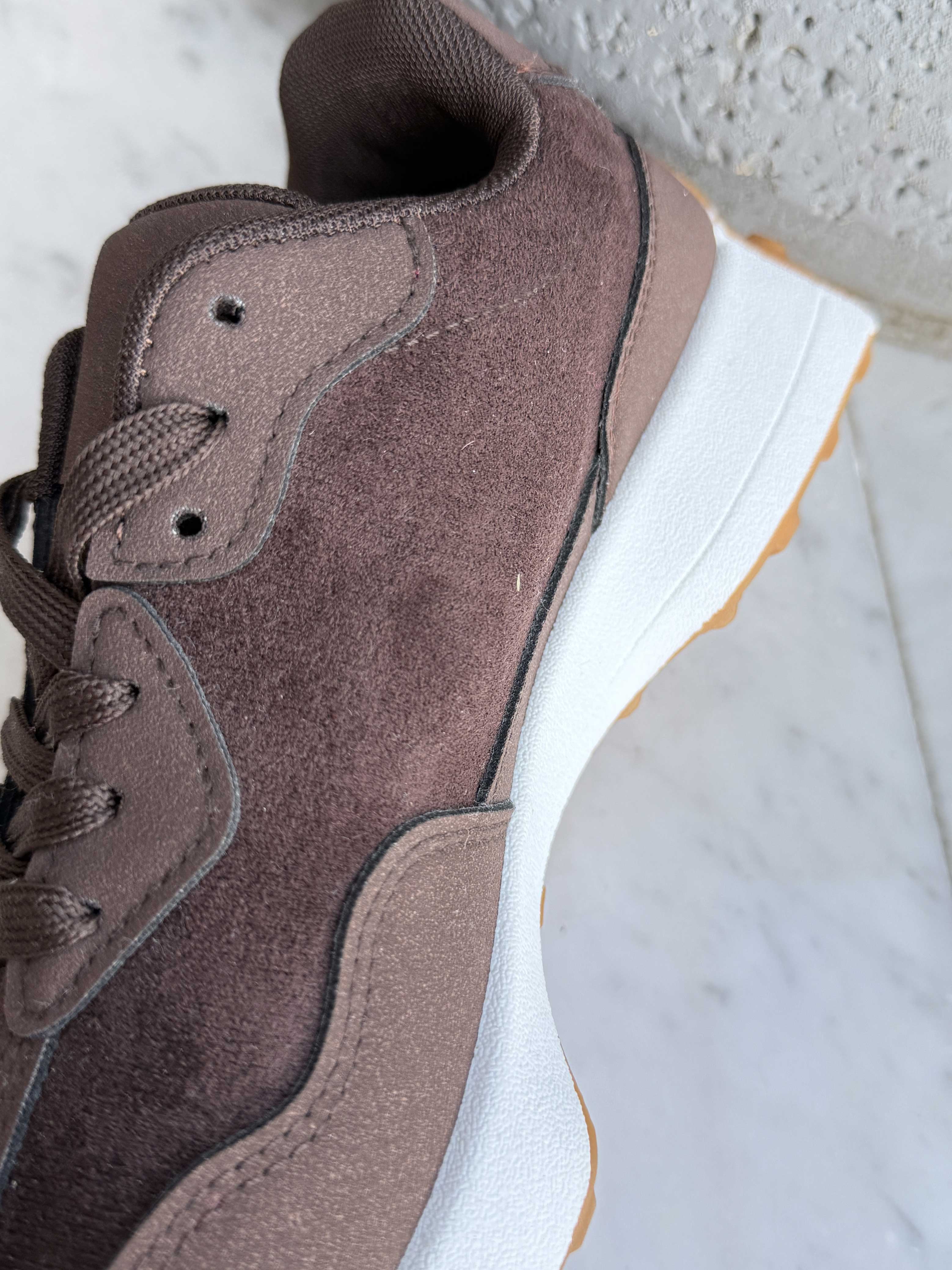 Elva - Sneakers i ruskindslook med hvid sål