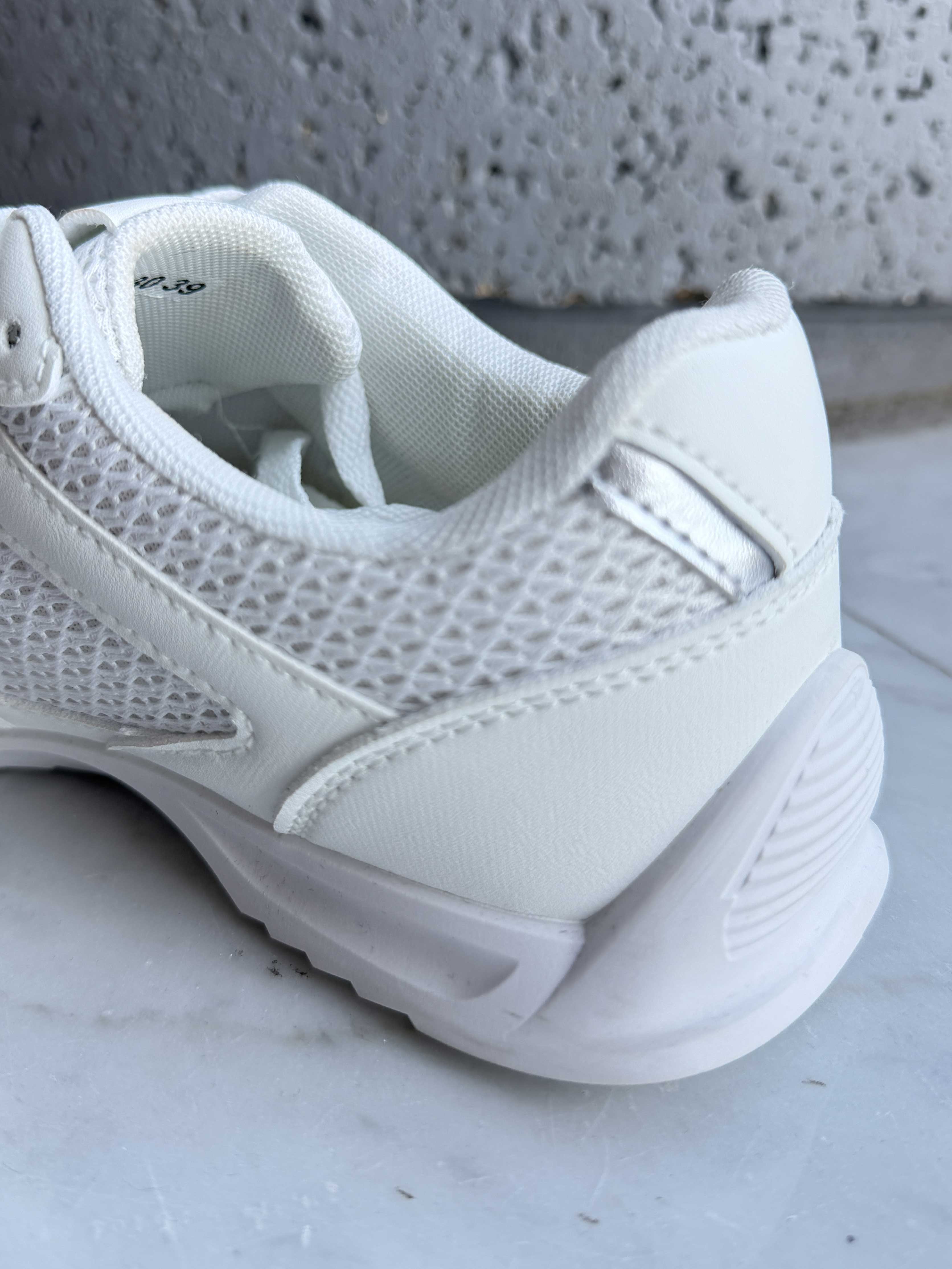 Gaidia - Hvide sporty sneakers med let og luftigt netdesign
