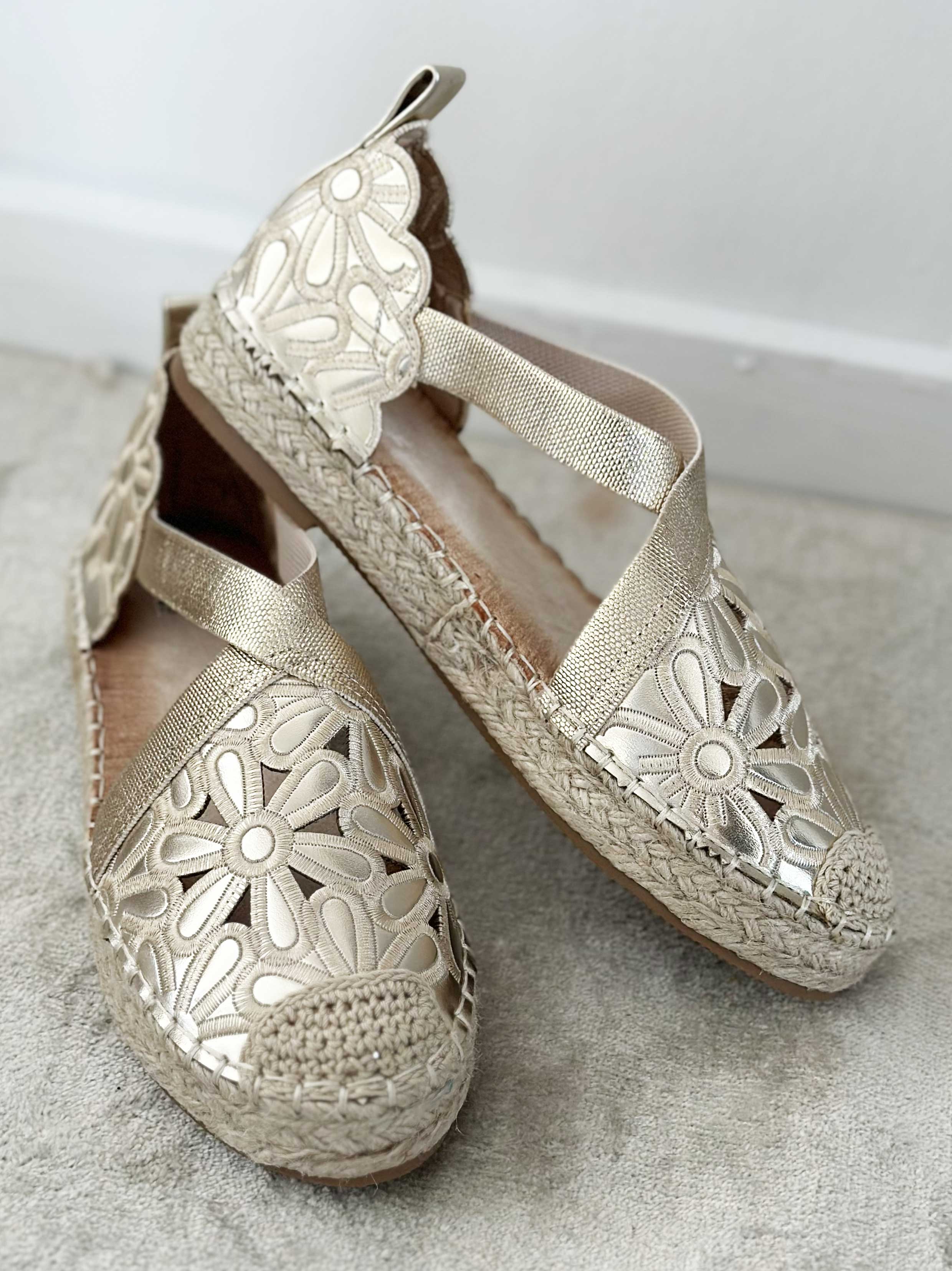 Annica - Søde sandaler med blomster og elastikstrop