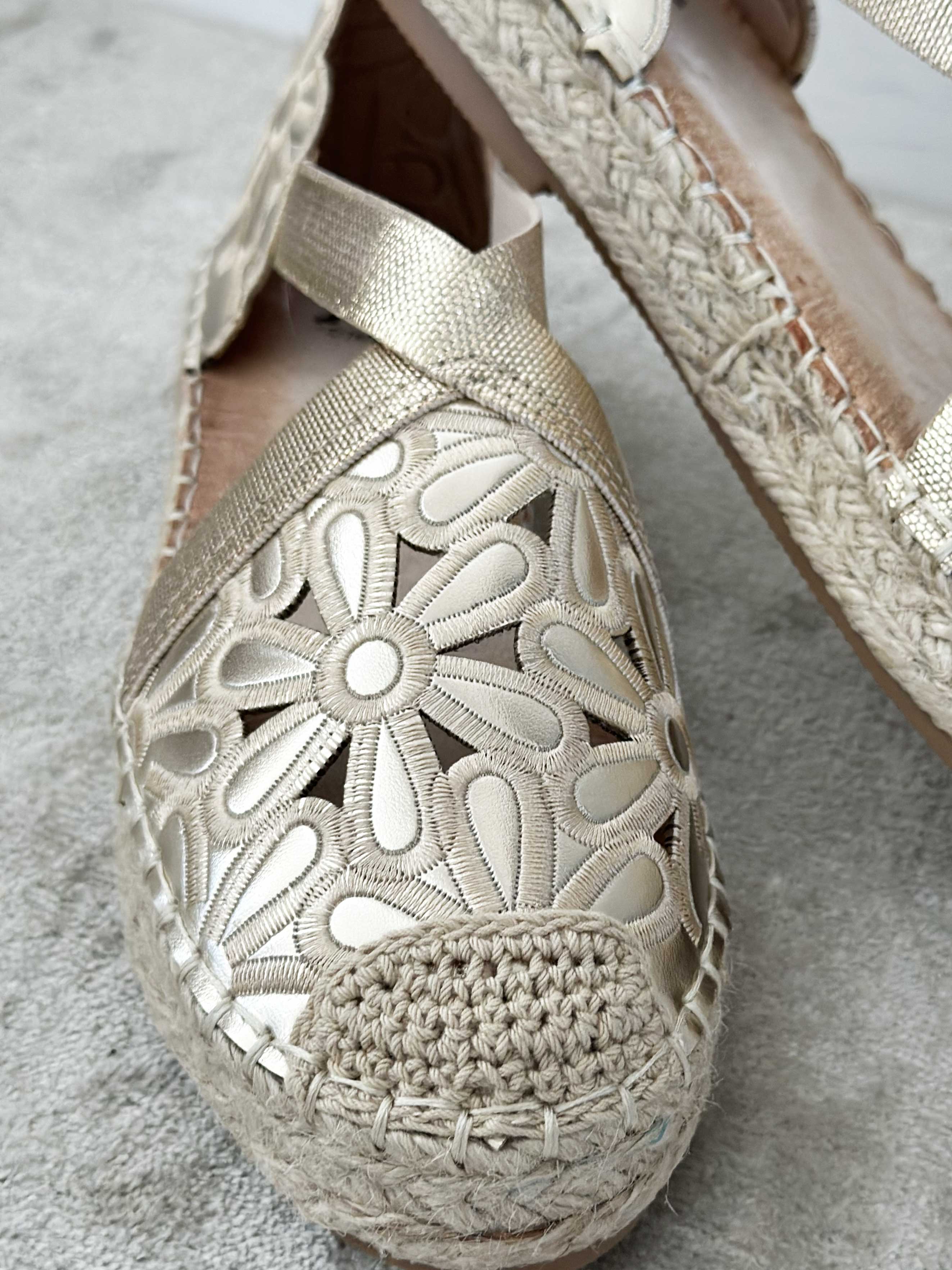 Annica - Søde sandaler med blomster og elastikstrop