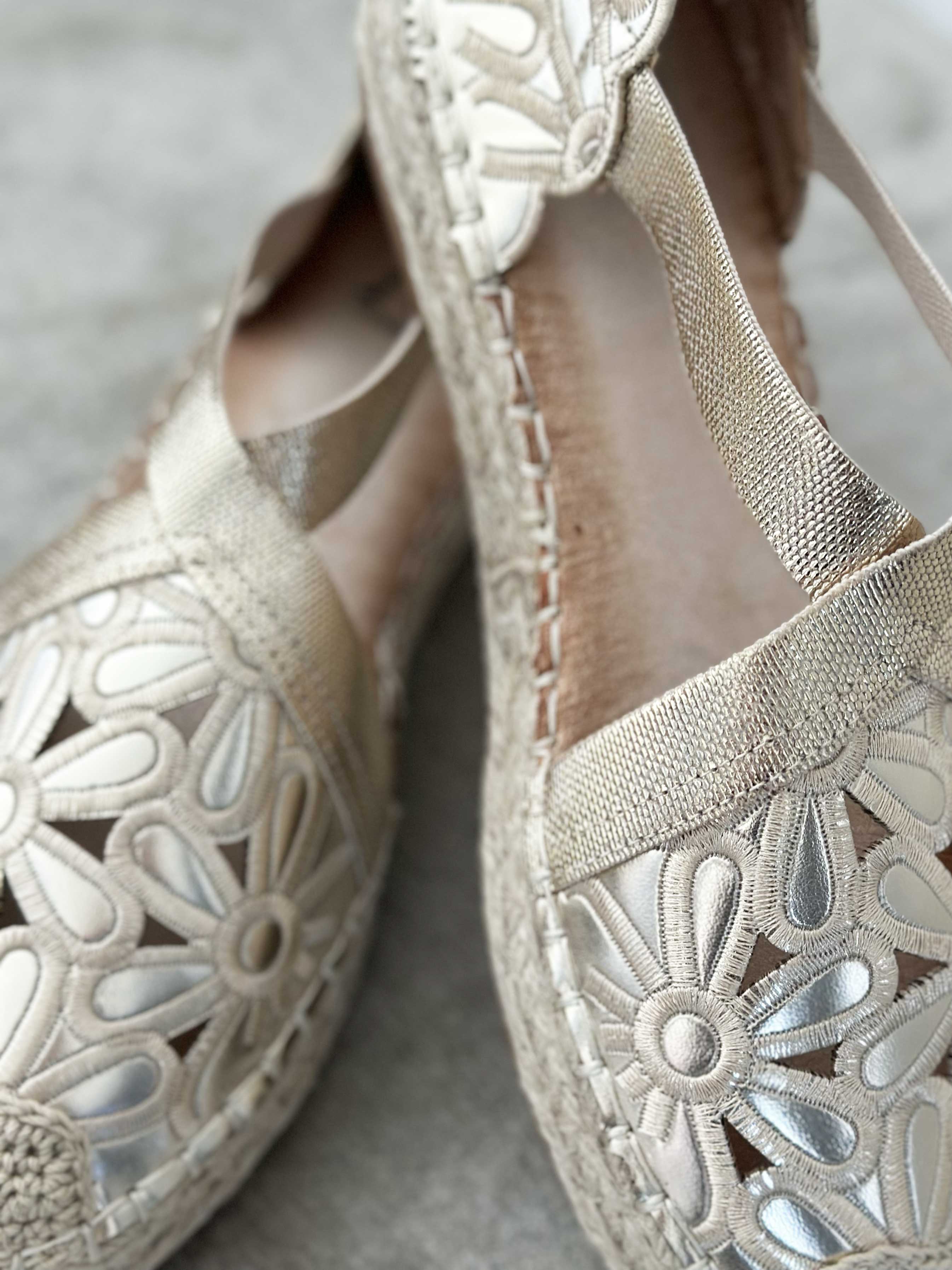 Annica - Søde sandaler med blomster og elastikstrop