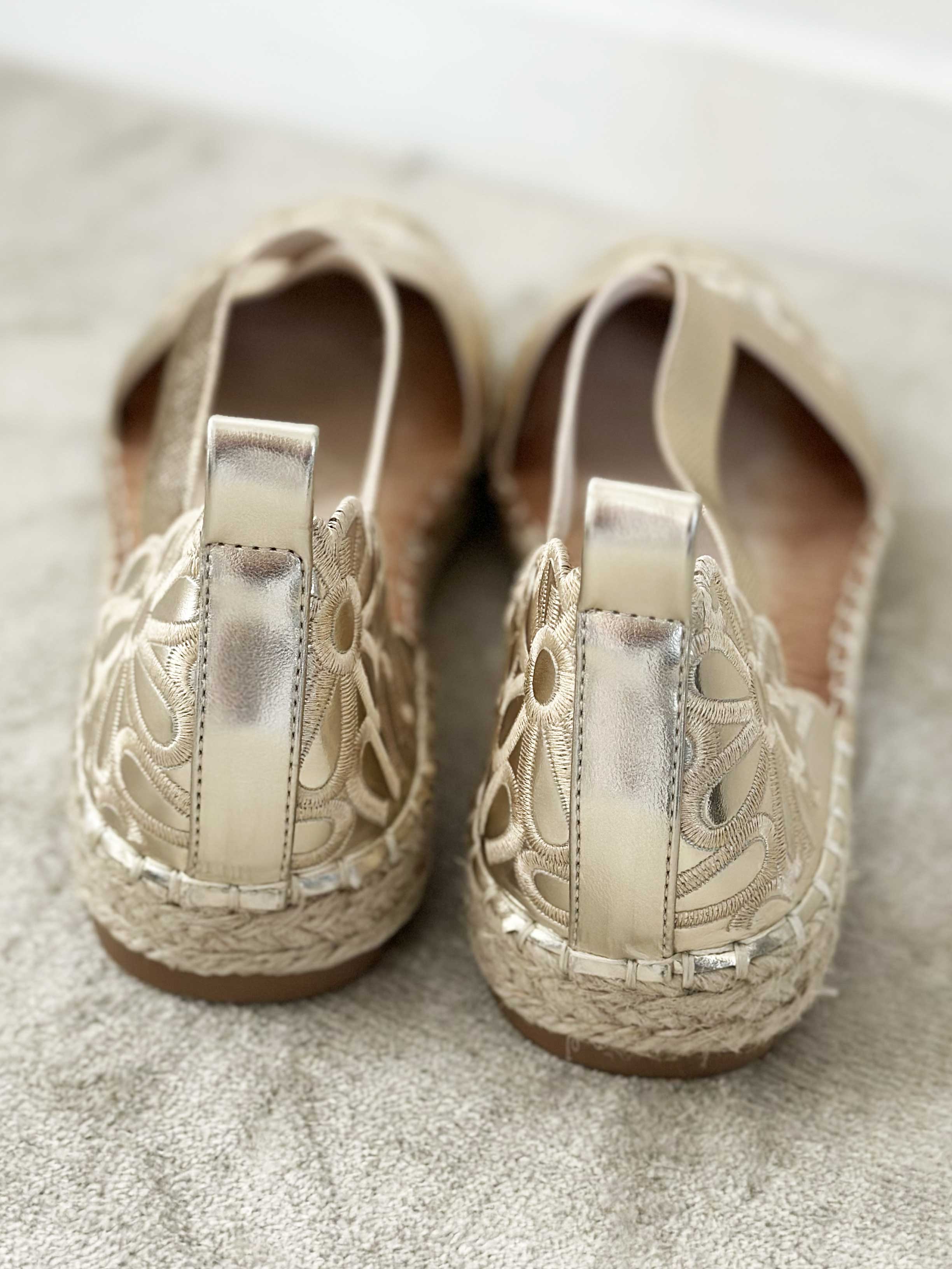 Annica - Søde sandaler med blomster og elastikstrop