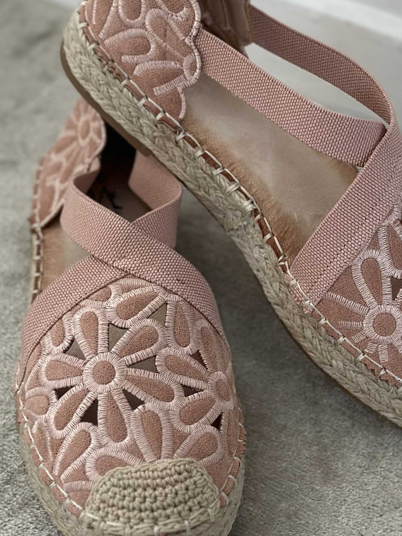 Annica - Søde sandaler med blomster og elastikstrop