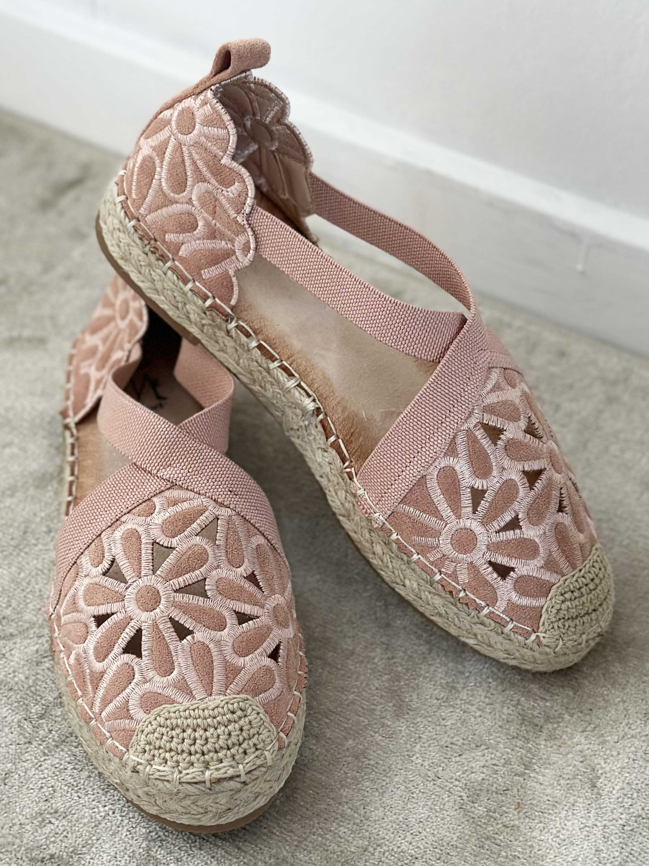 Annica - Søde sandaler med blomster og elastikstrop
