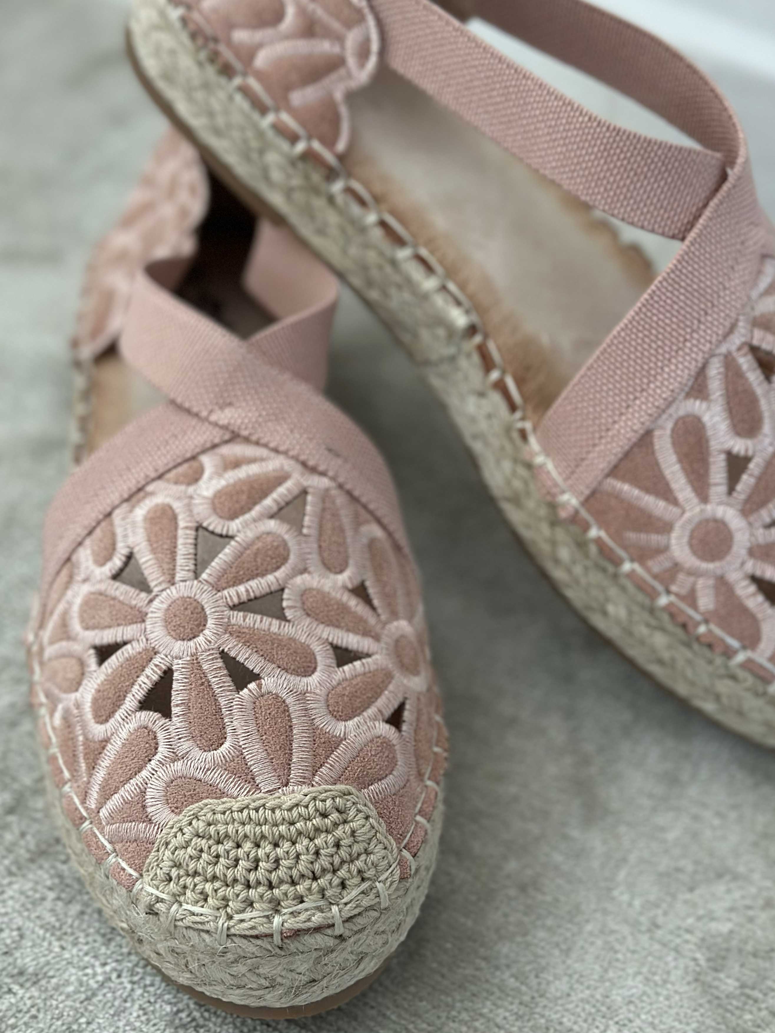 Annica - Søde sandaler med blomster og elastikstrop