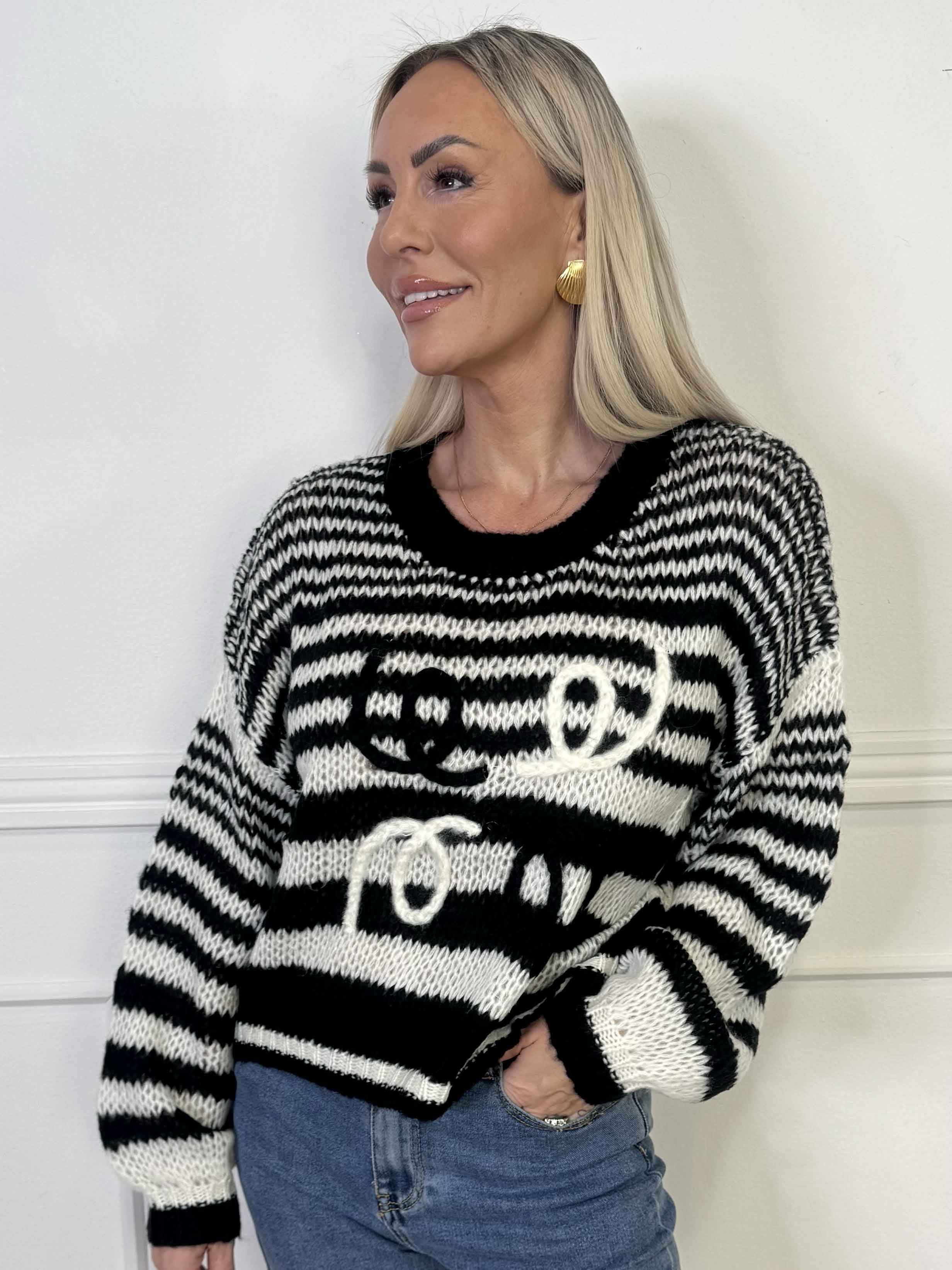 Sevillia - Hyggelig sort og hvid stribet strik