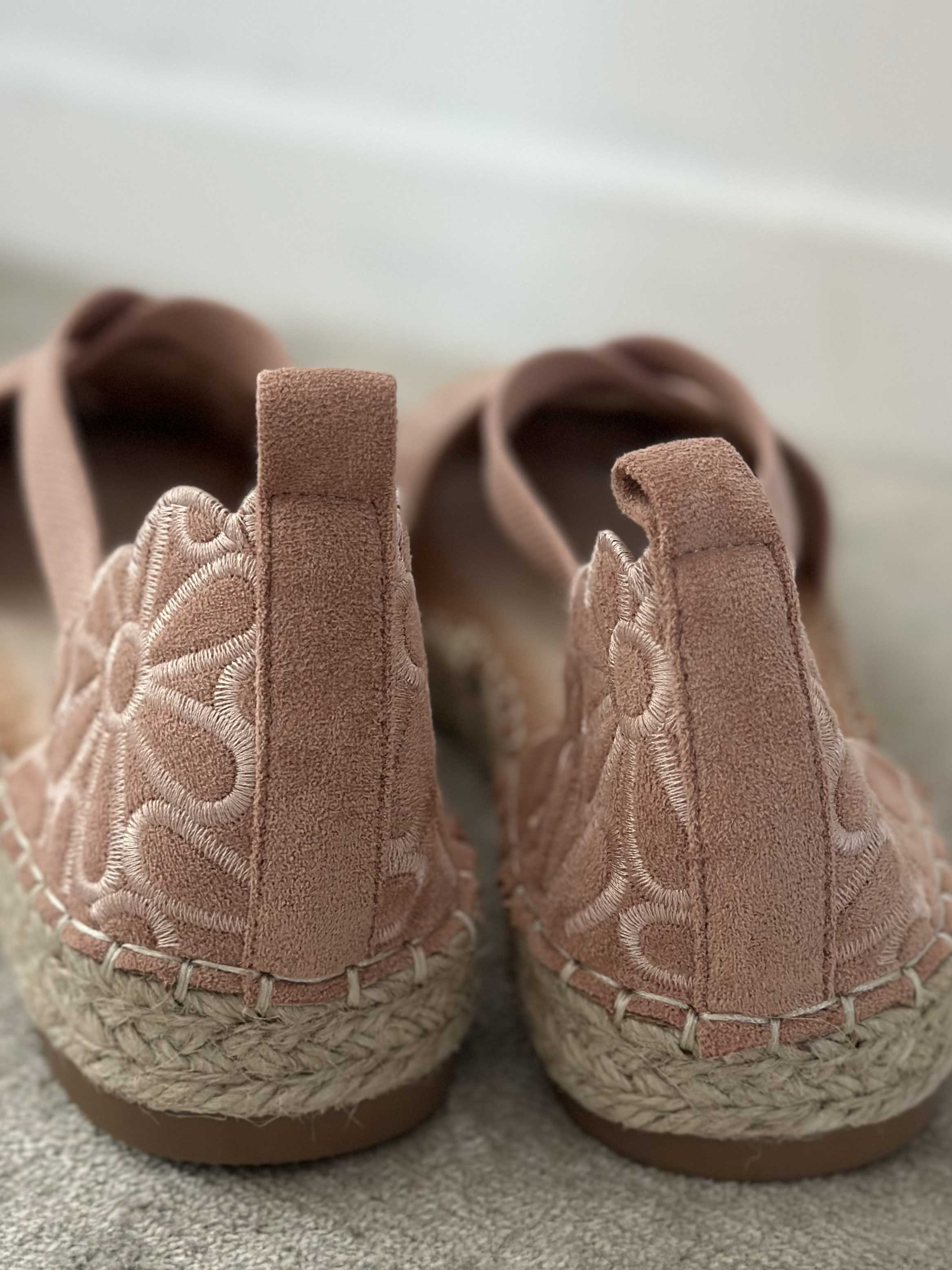 Annica - Søde sandaler med blomster og elastikstrop