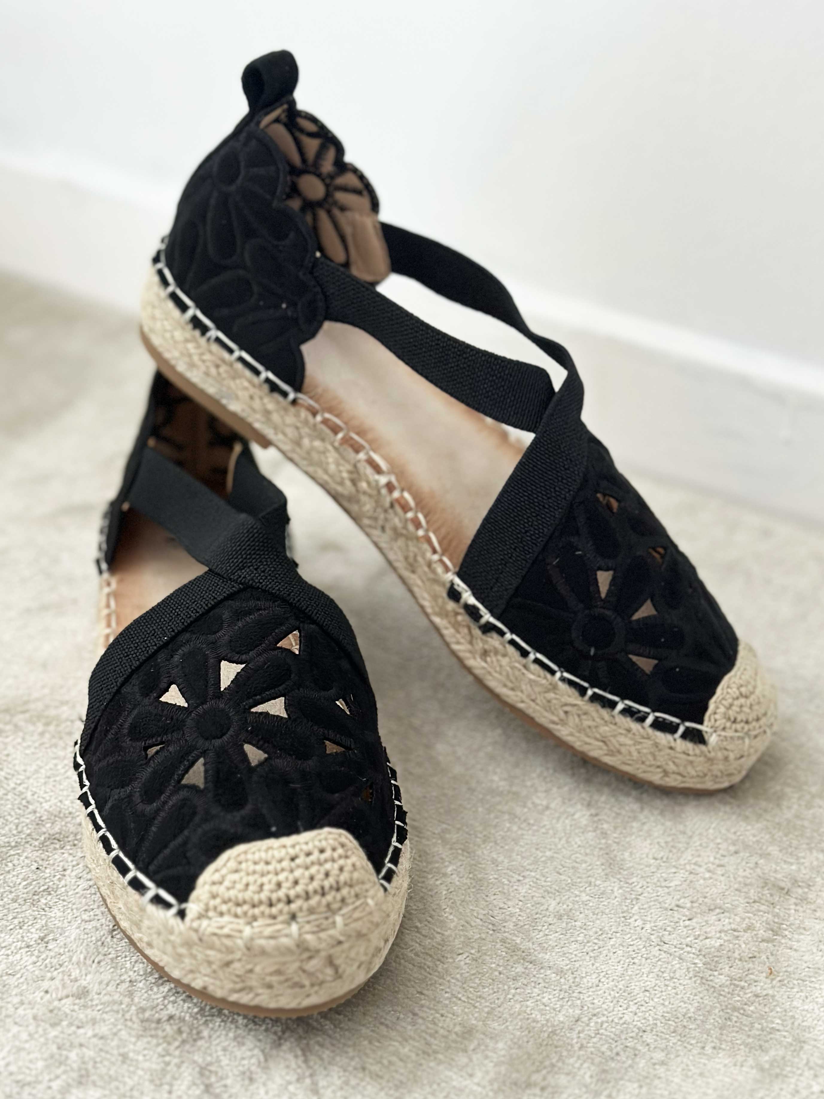 Annica - Søde sandaler med blomster og elastikstrop