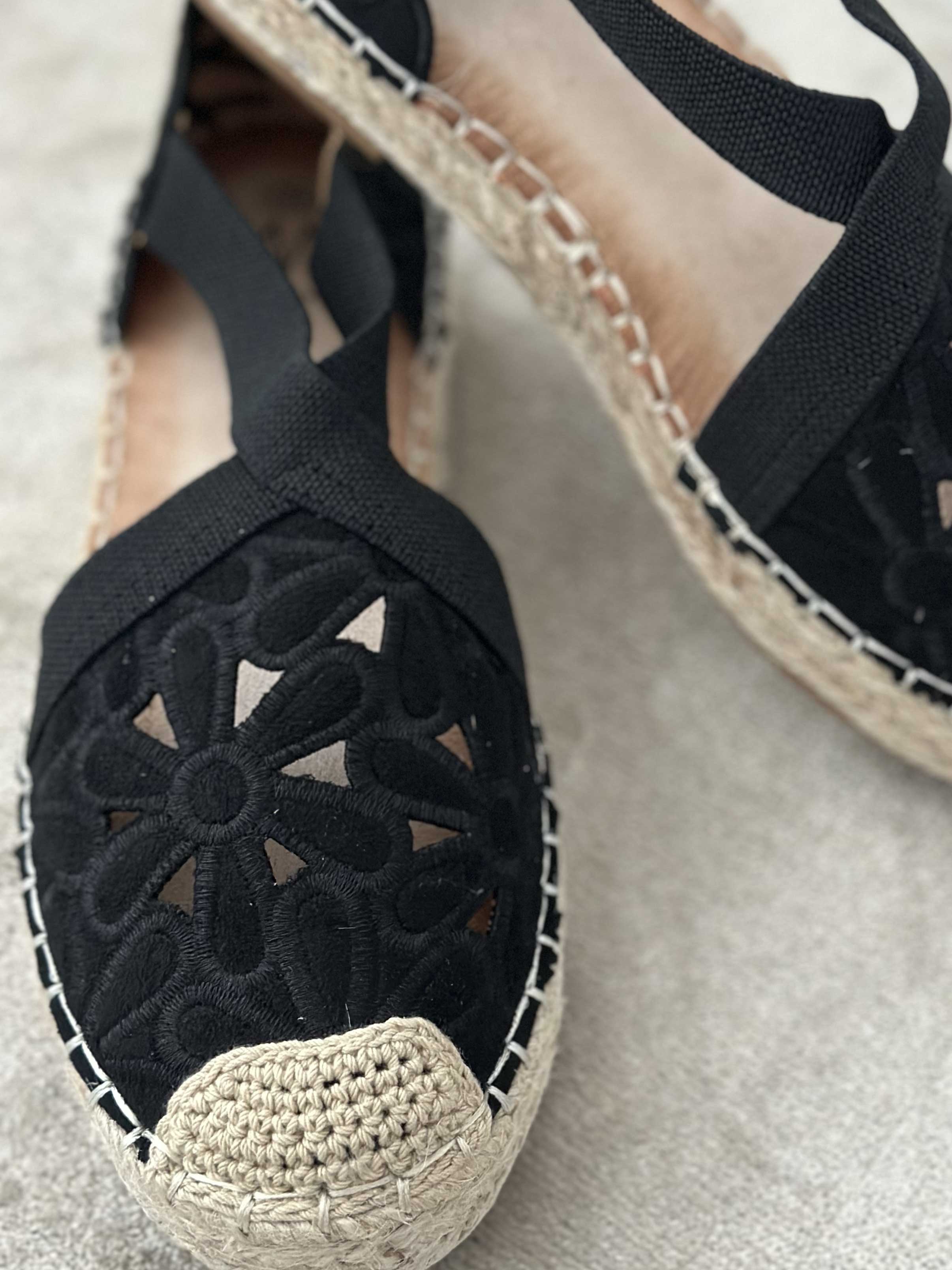 Annica - Søde sandaler med blomster og elastikstrop