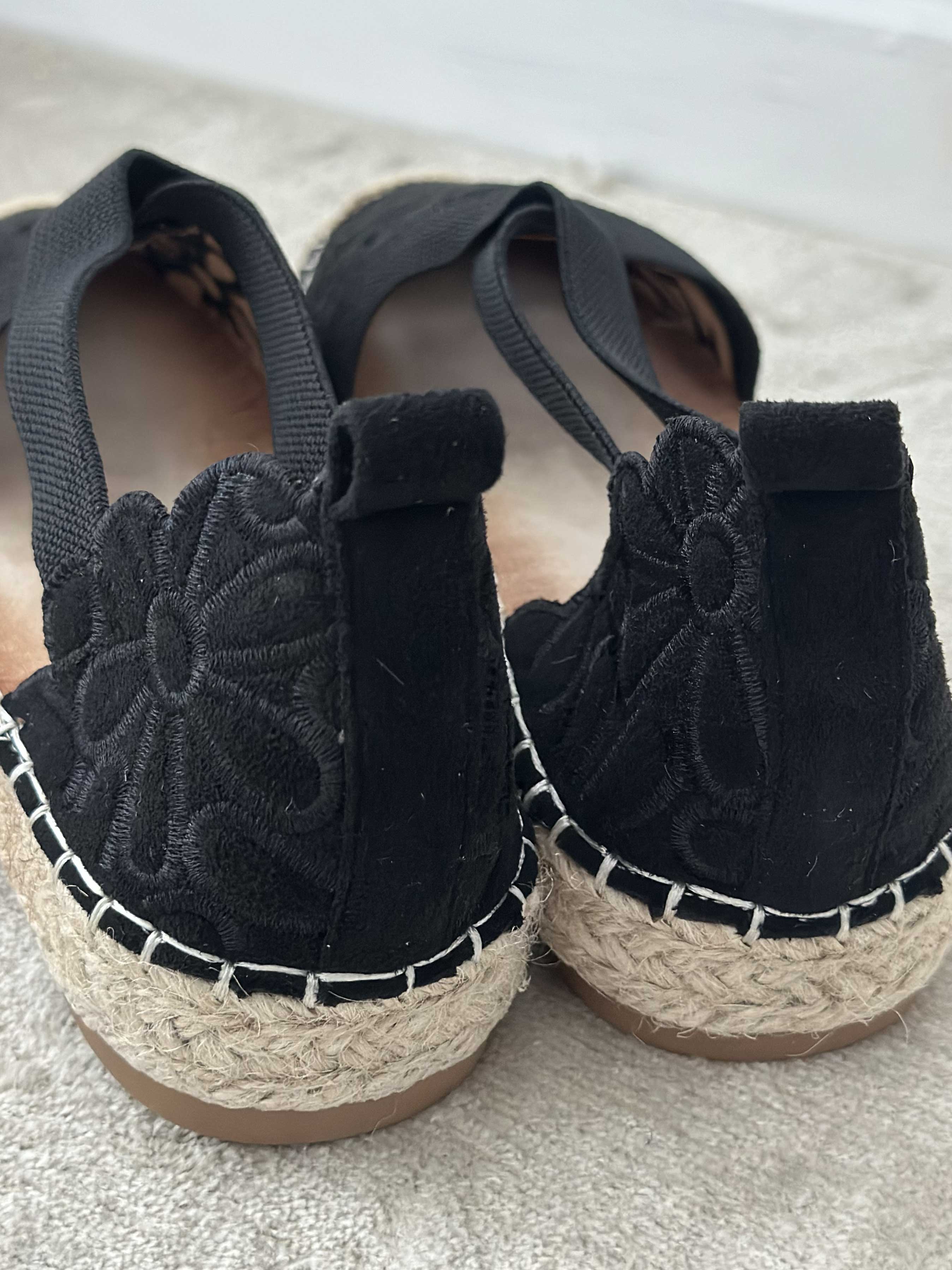 Annica - Søde sandaler med blomster og elastikstrop