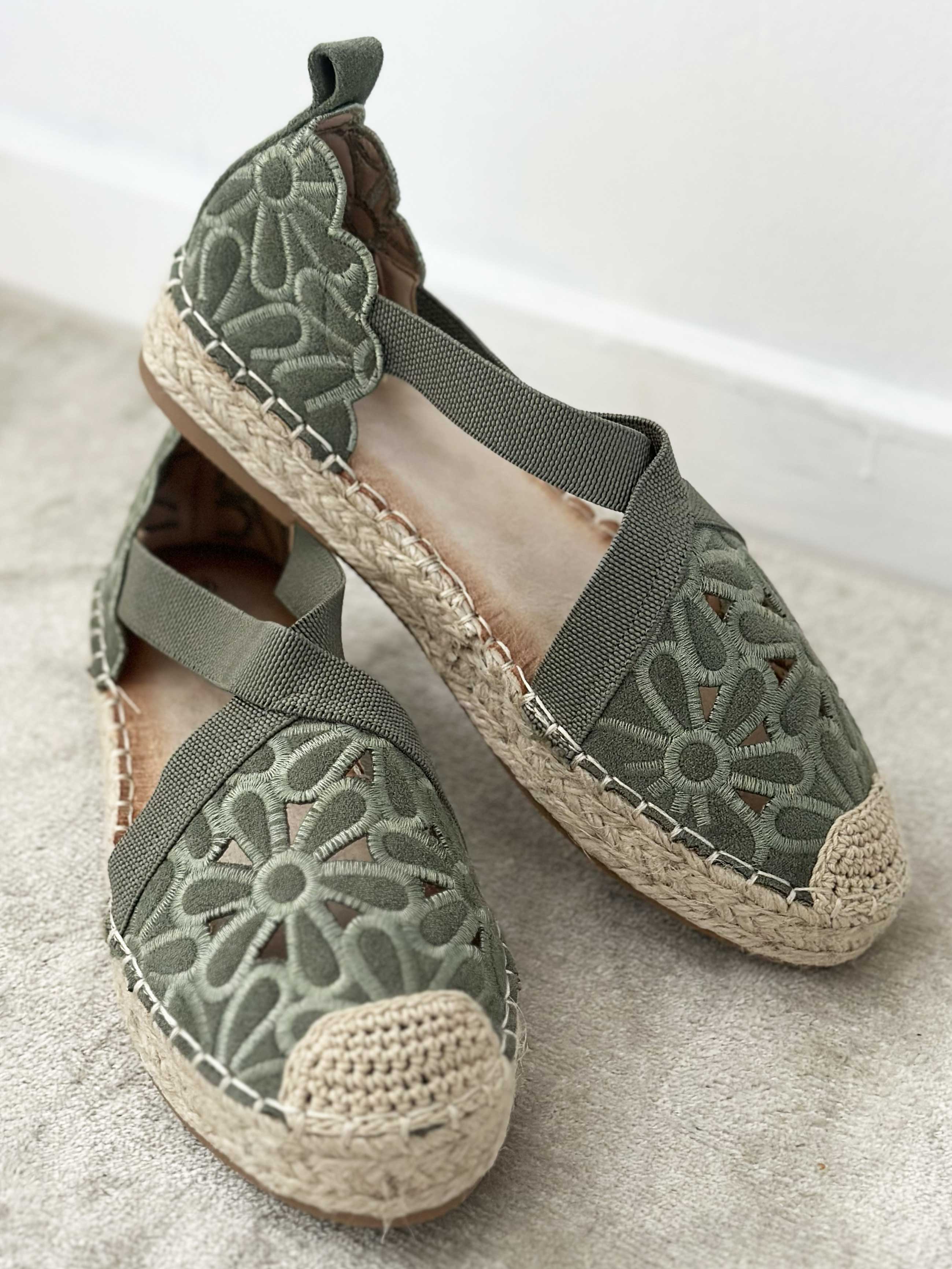 Annica - Søde sandaler med blomster og elastikstrop