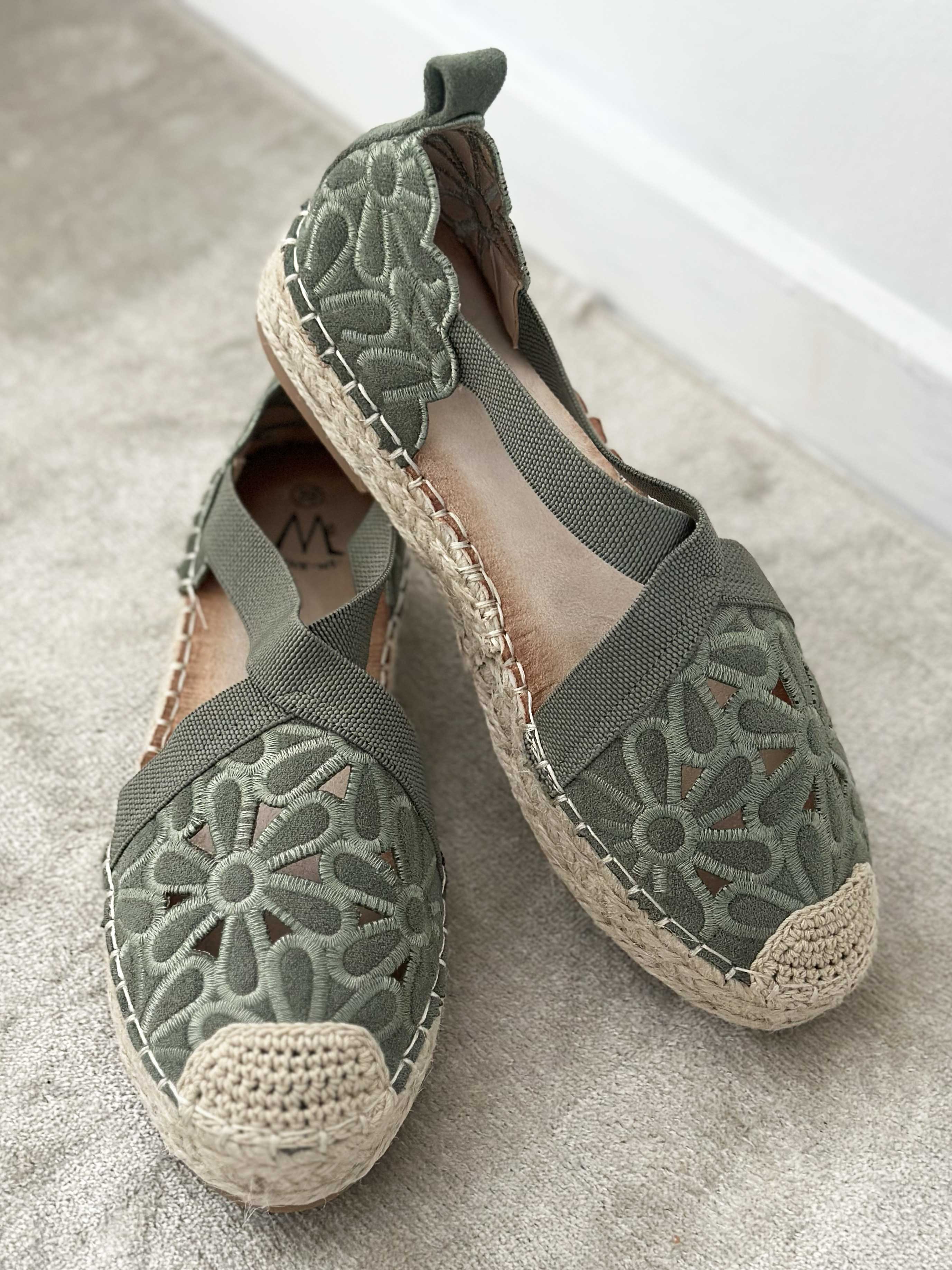 Annica - Søde sandaler med blomster og elastikstrop