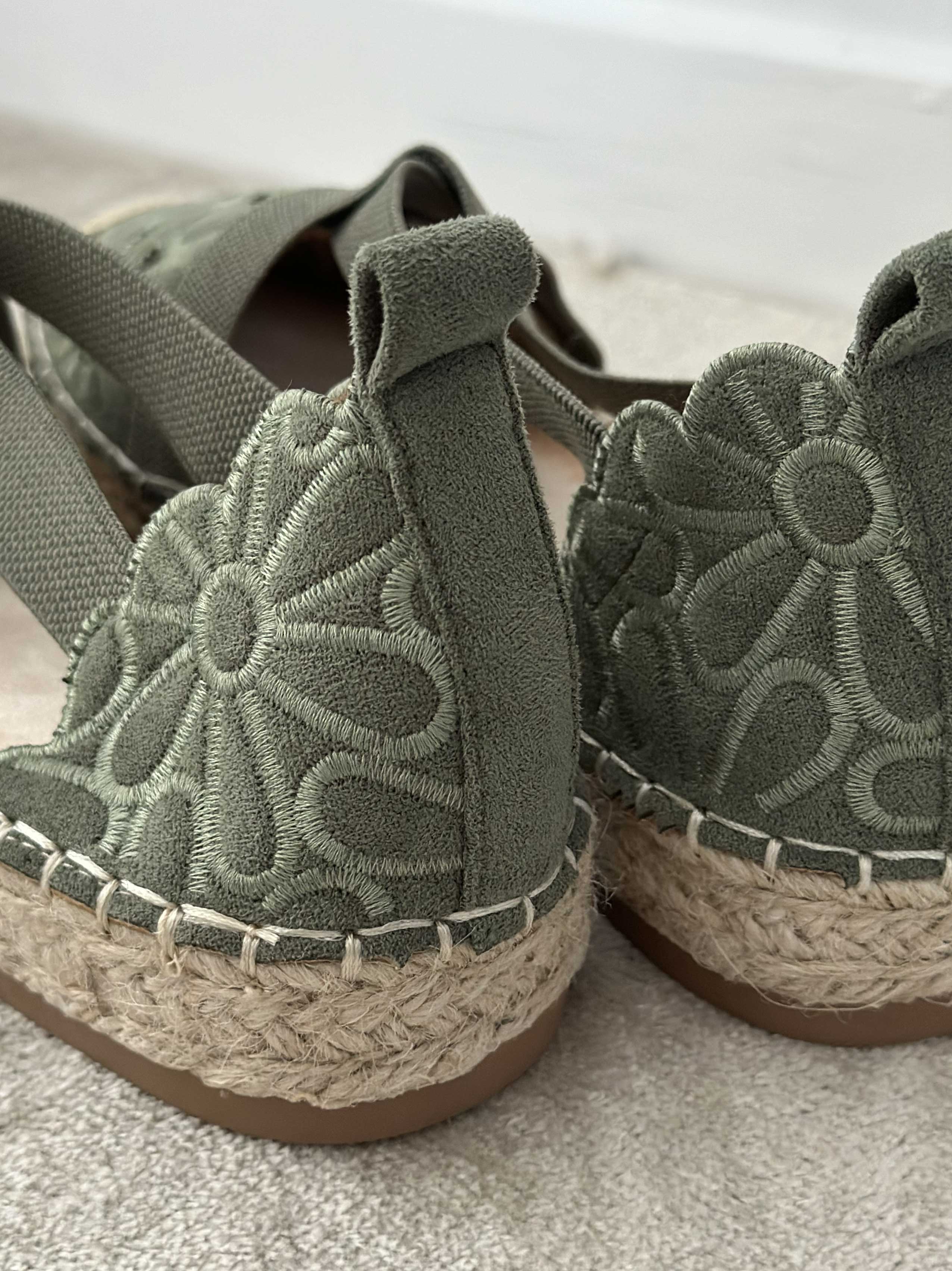 Annica - Søde sandaler med blomster og elastikstrop