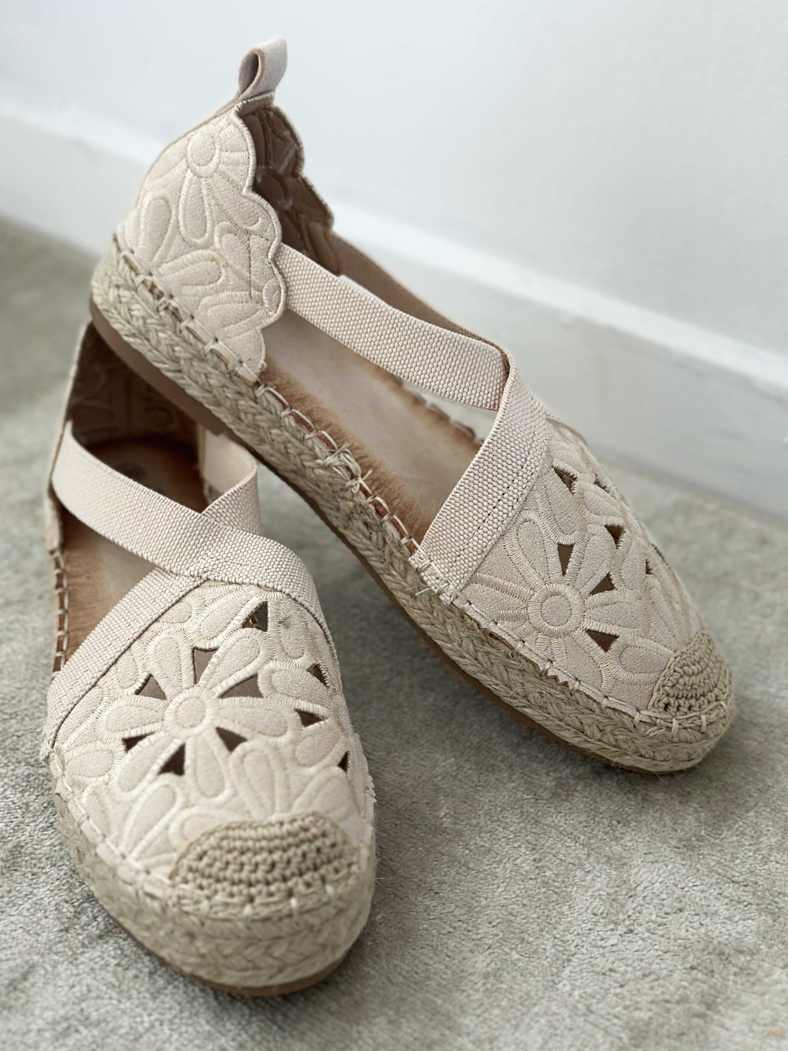 Annica - Søde sandaler med blomster og elastikstrop