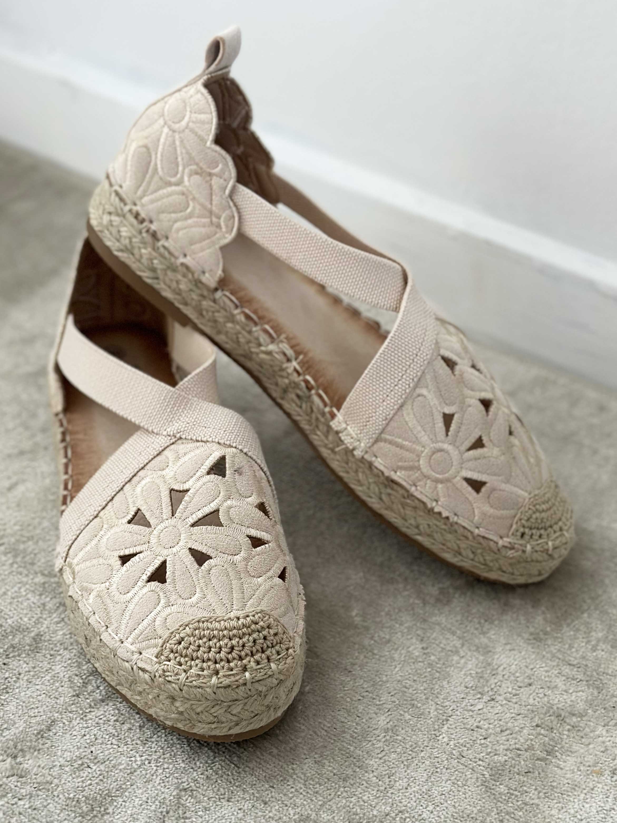 Annica - Søde sandaler med blomster og elastikstrop