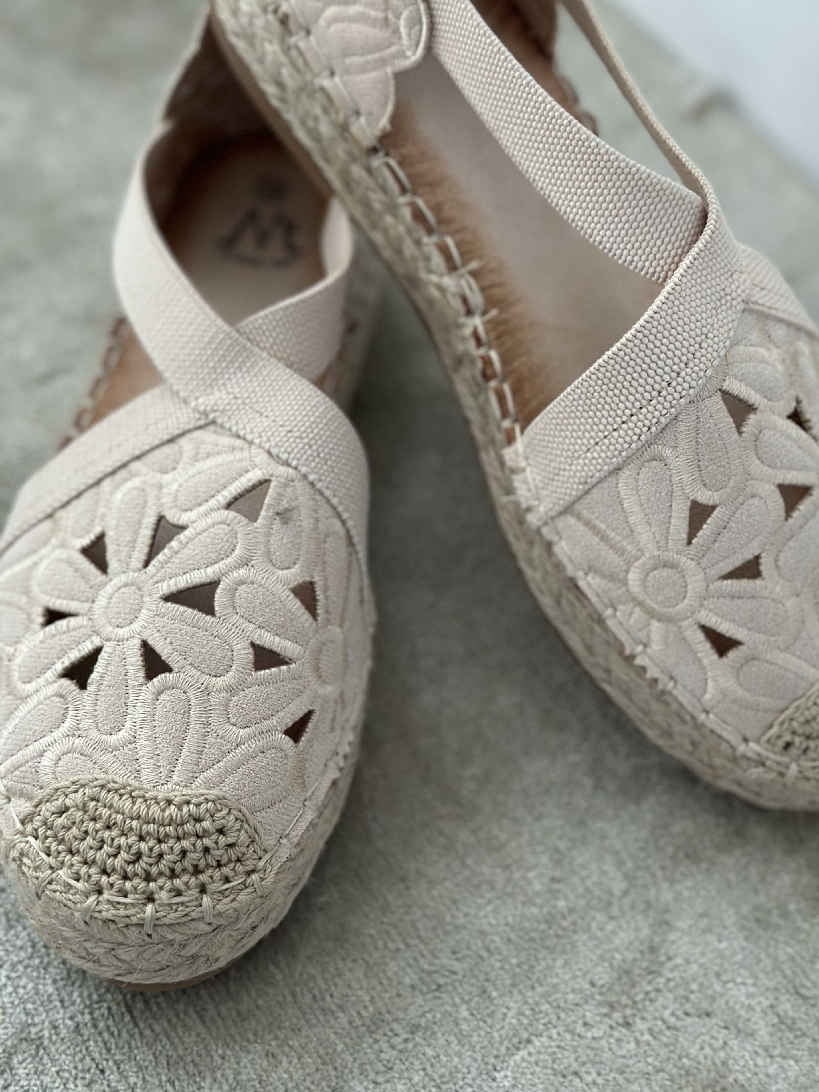 Annica - Søde sandaler med blomster og elastikstrop