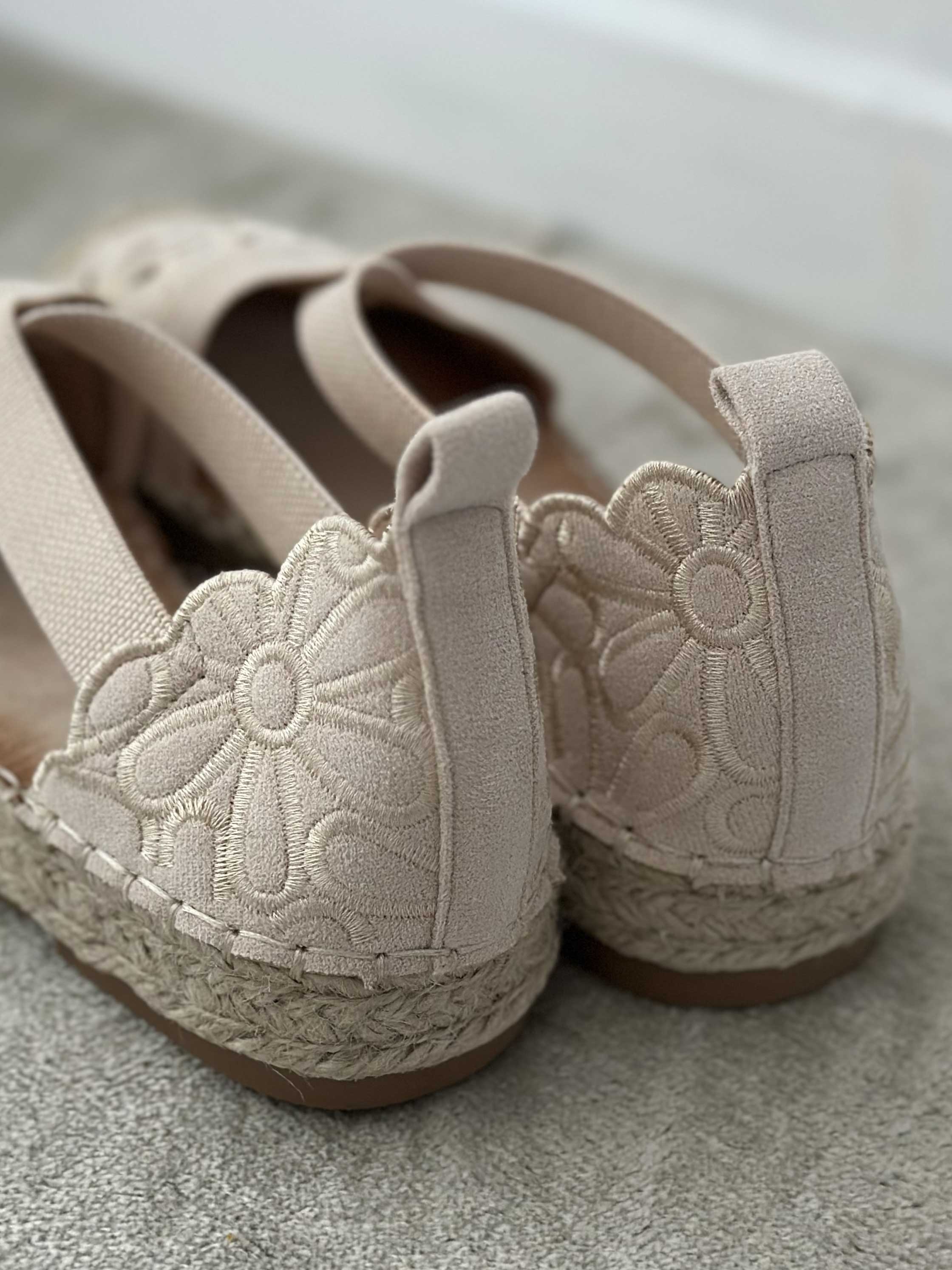 Annica - Søde sandaler med blomster og elastikstrop