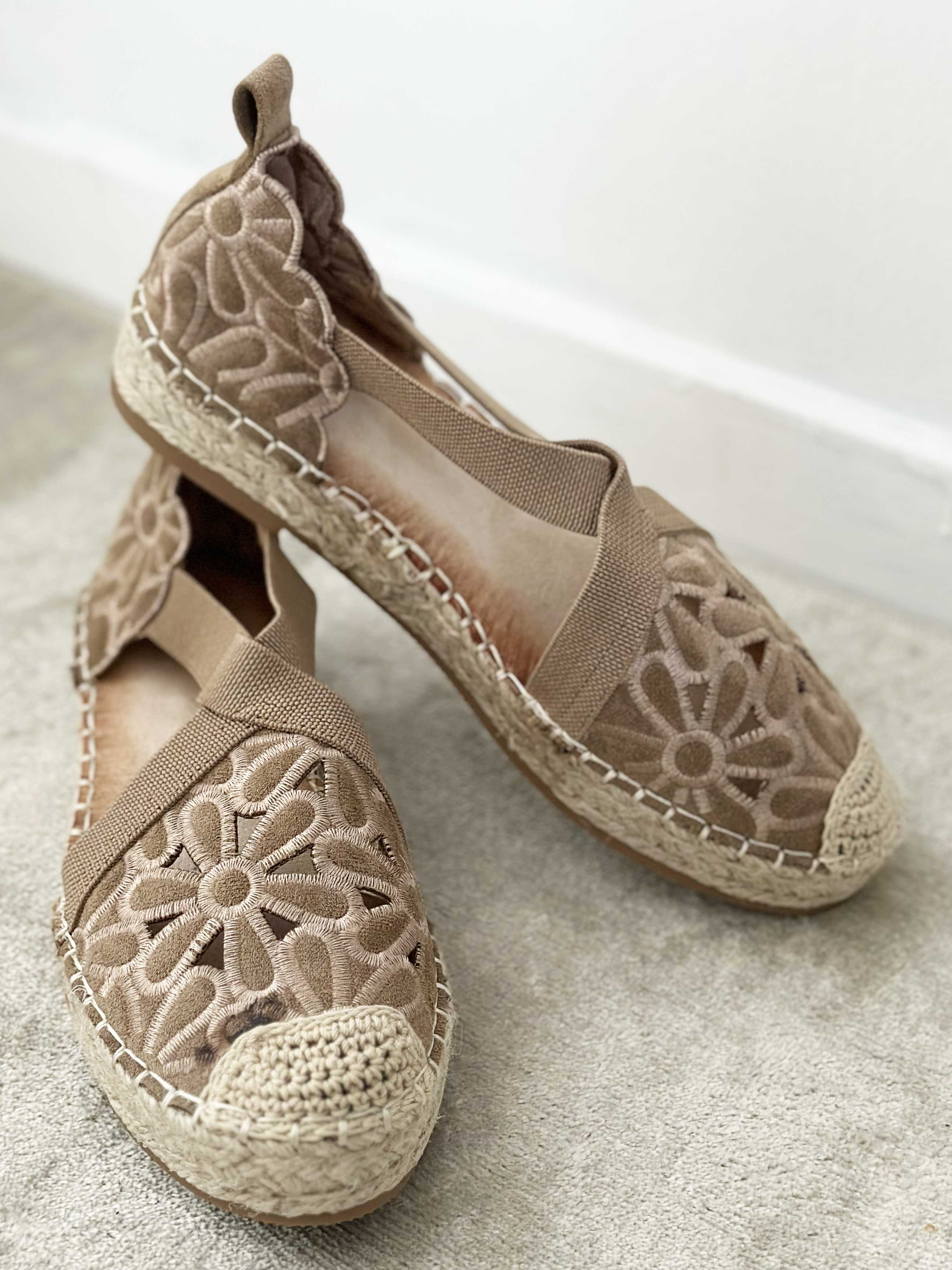 Annica - Søde sandaler med blomster og elastikstrop