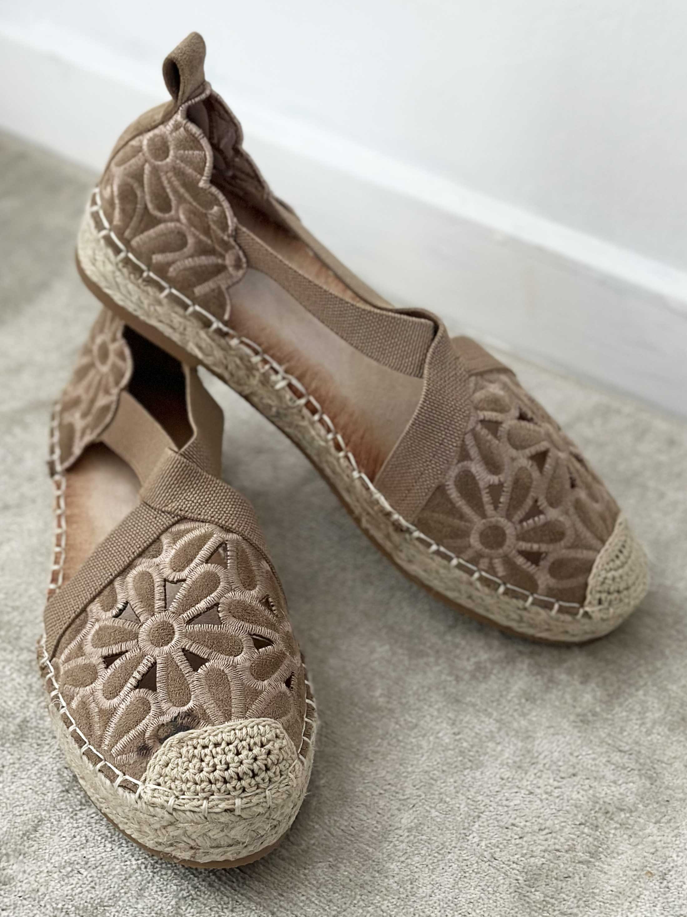 Annica - Søde sandaler med blomster og elastikstrop