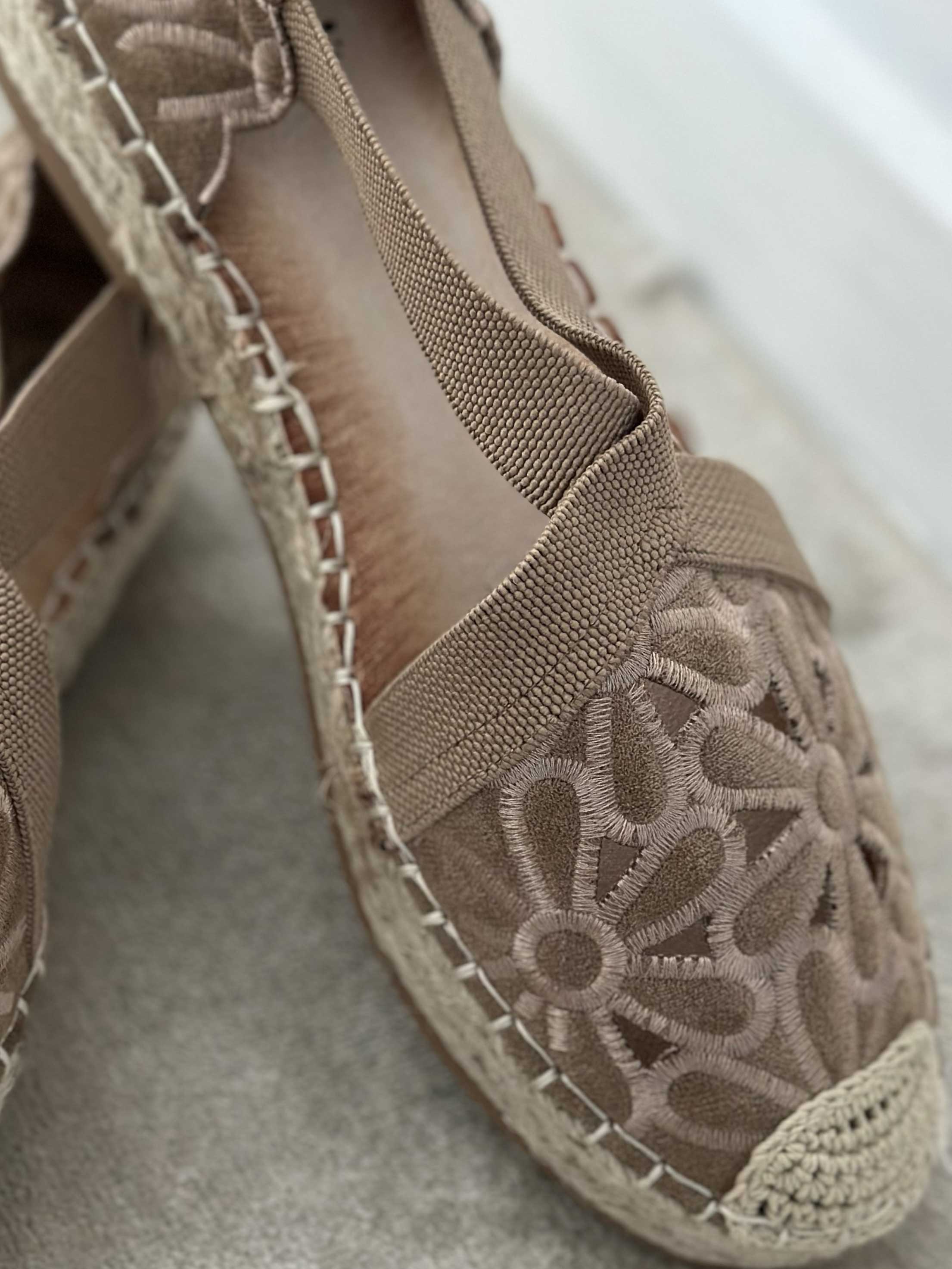 Annica - Søde sandaler med blomster og elastikstrop