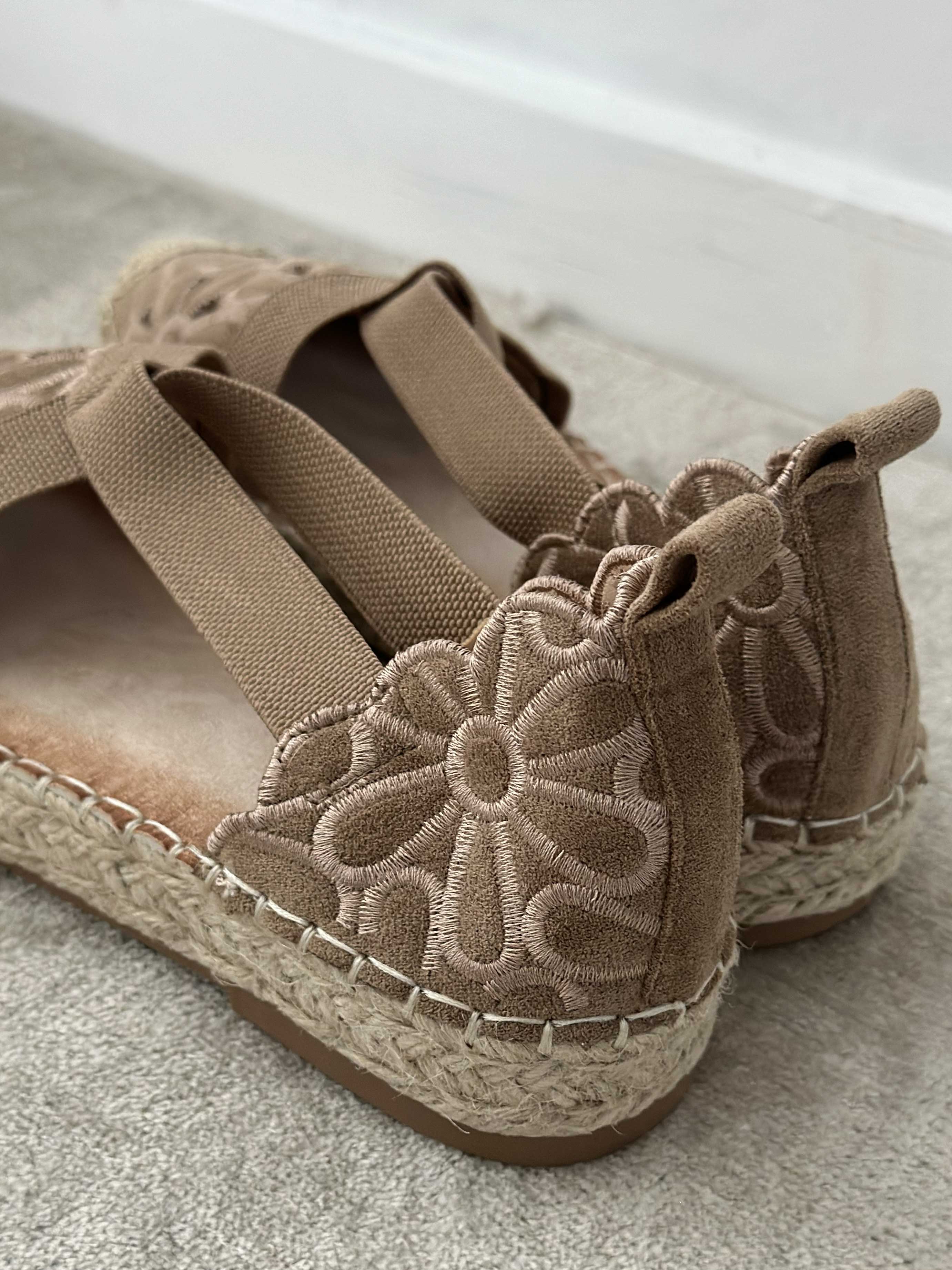 Annica - Søde sandaler med blomster og elastikstrop