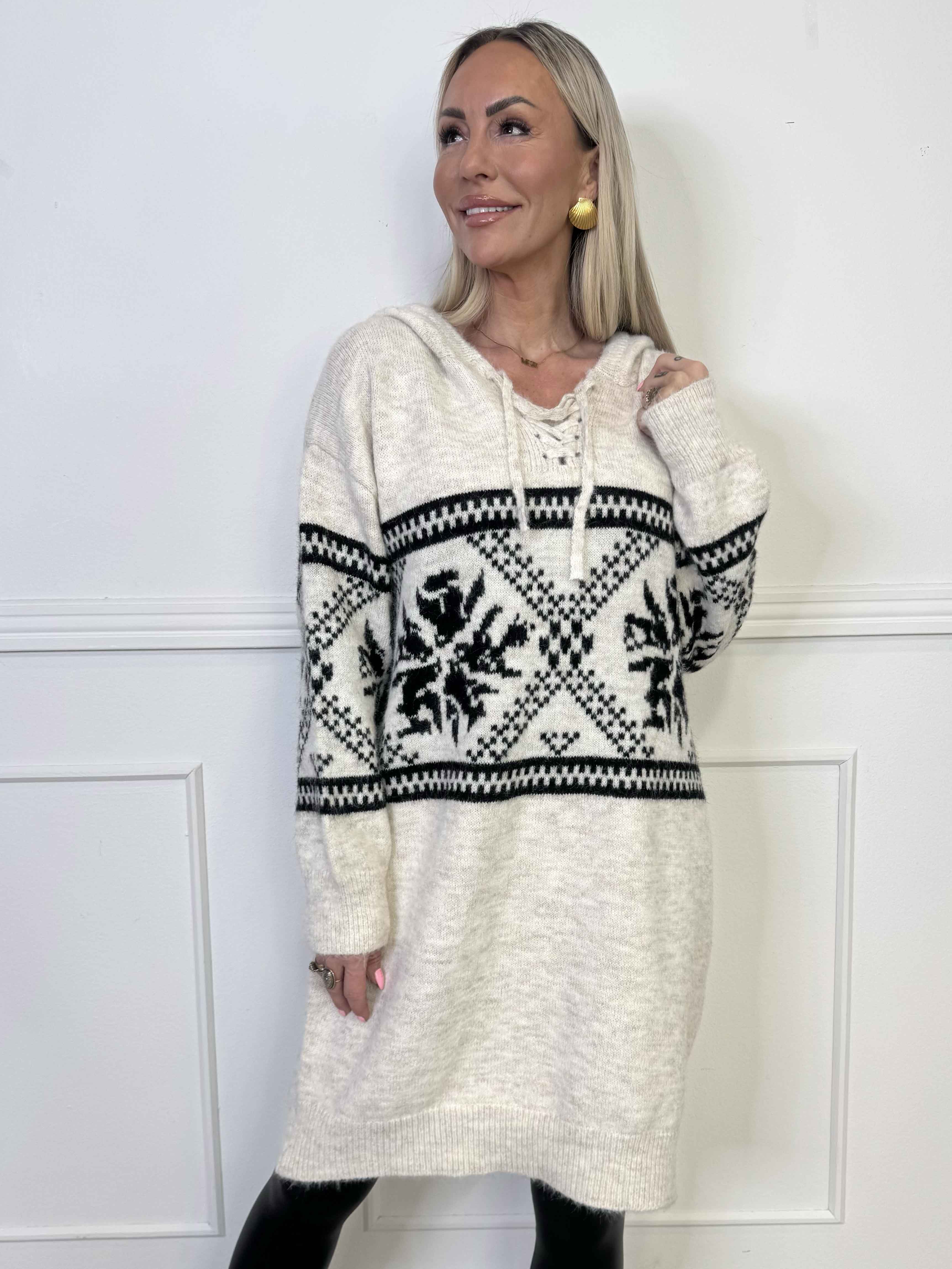 Veni Long - Blød mønstret strikkjole med hætte