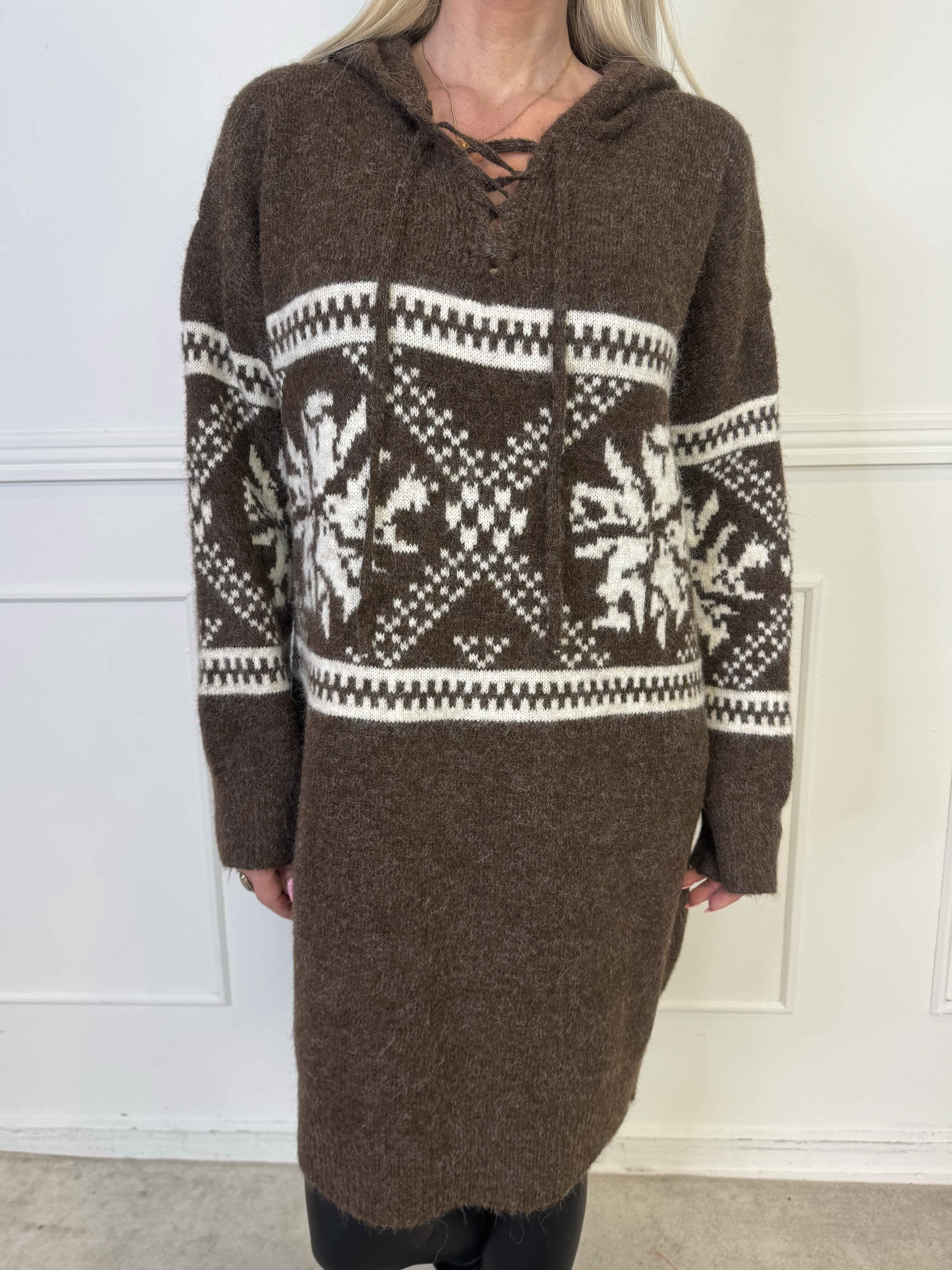 Veni Long - Blød mønstret strikkjole med hætte