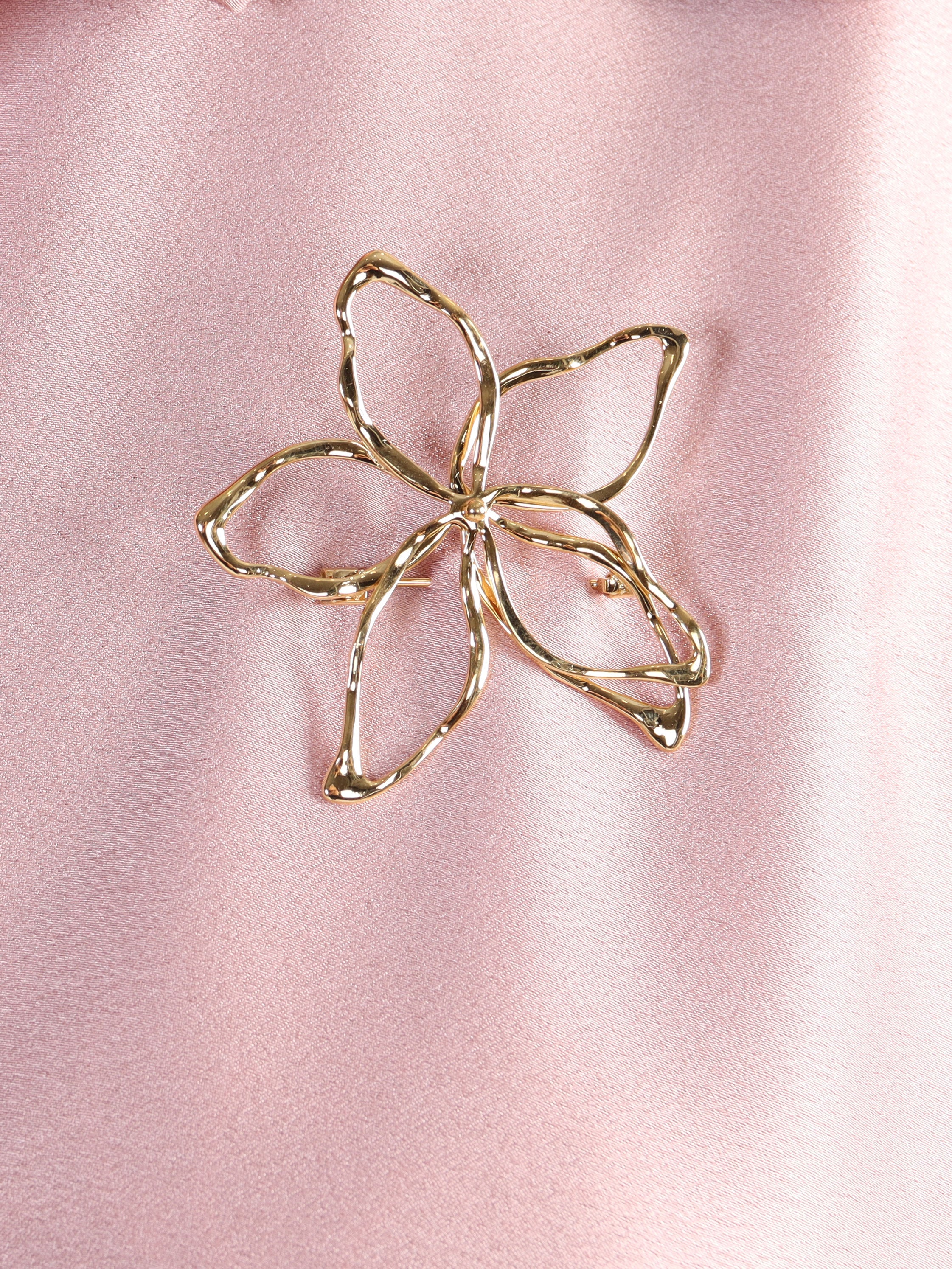 Myrina - Guldfarvet broche med blomst