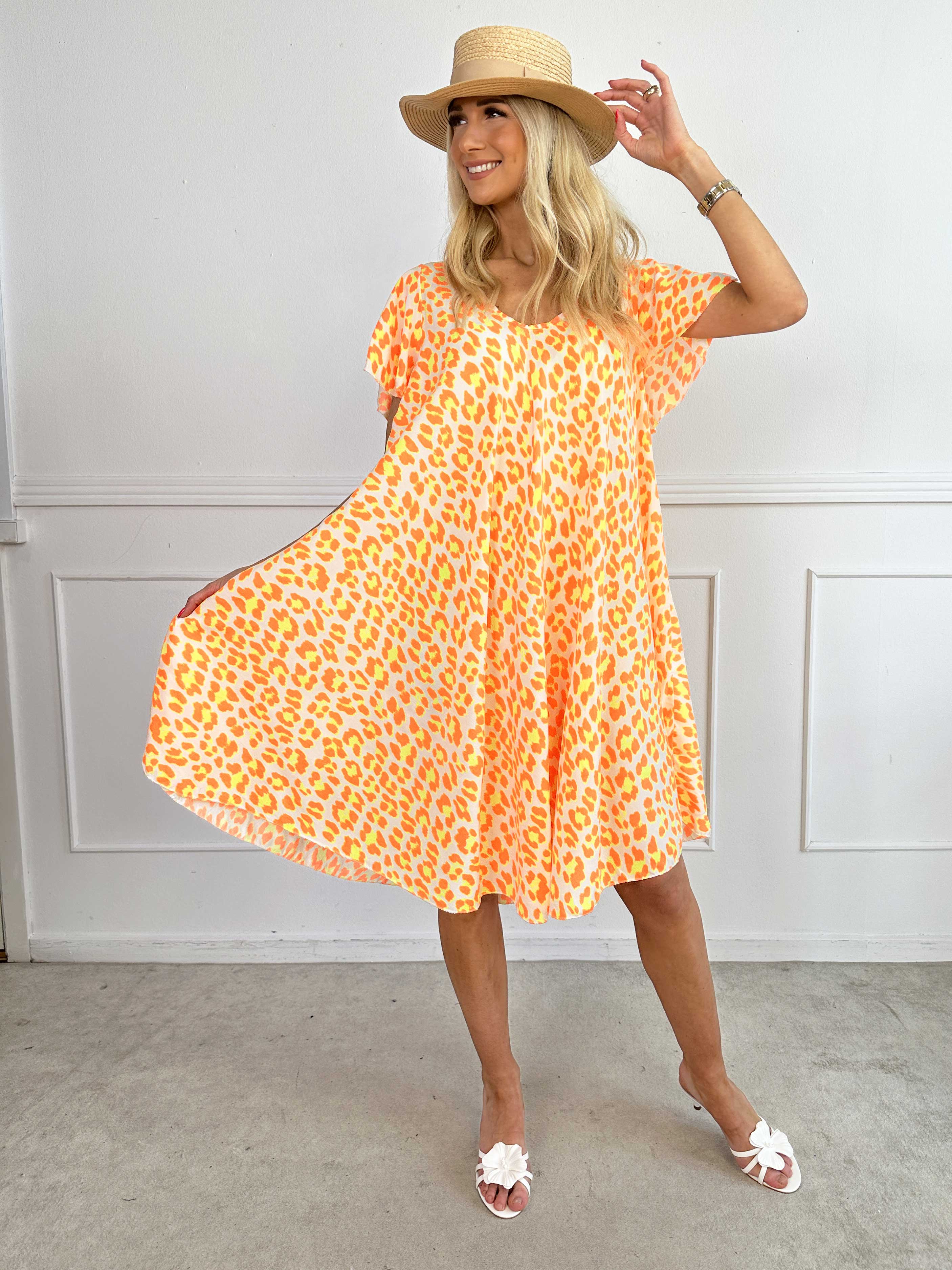 Chione - Sød kjole i a facon med leopardprint