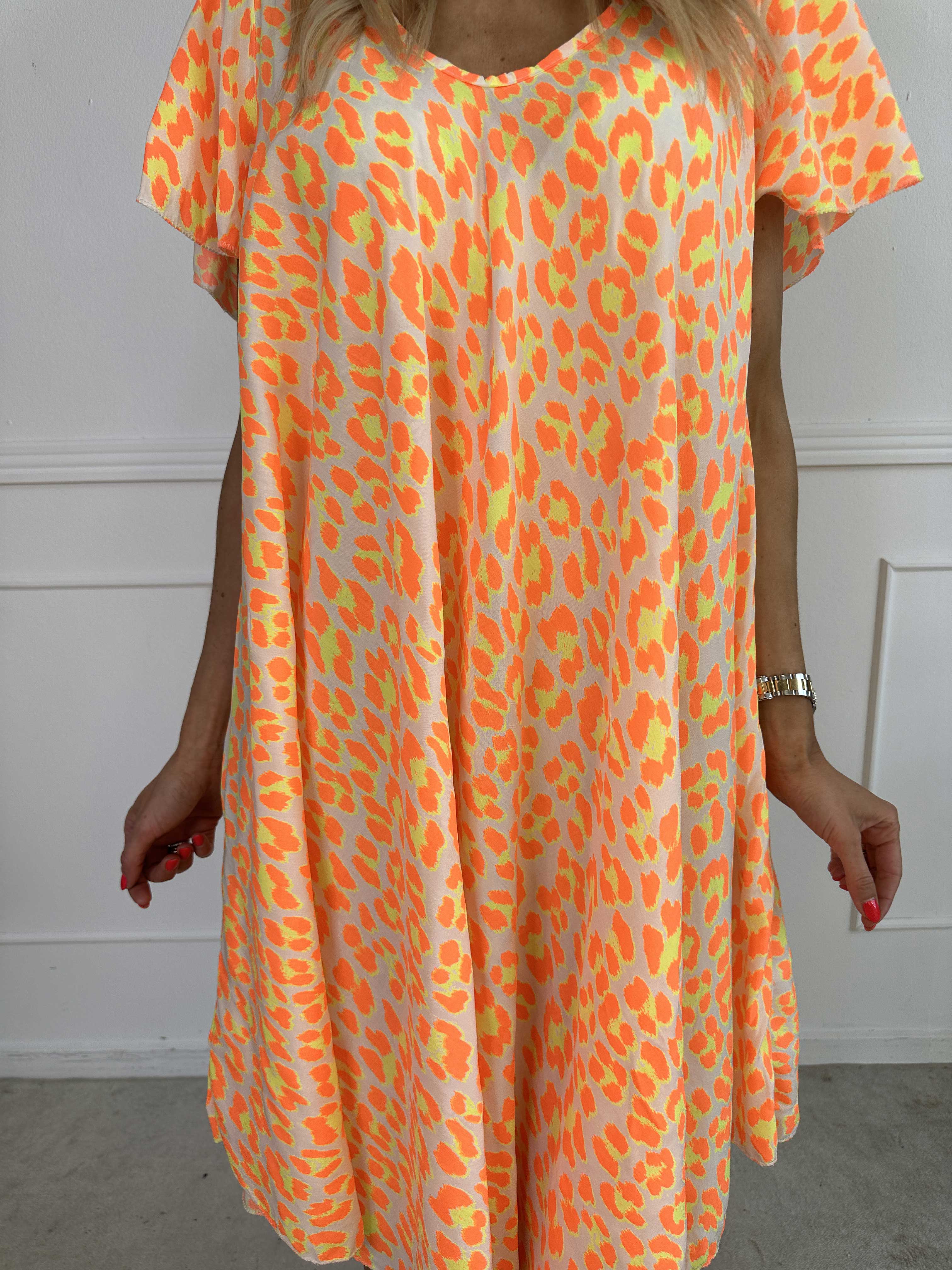 Chione - Sød kjole i a facon med leopardprint