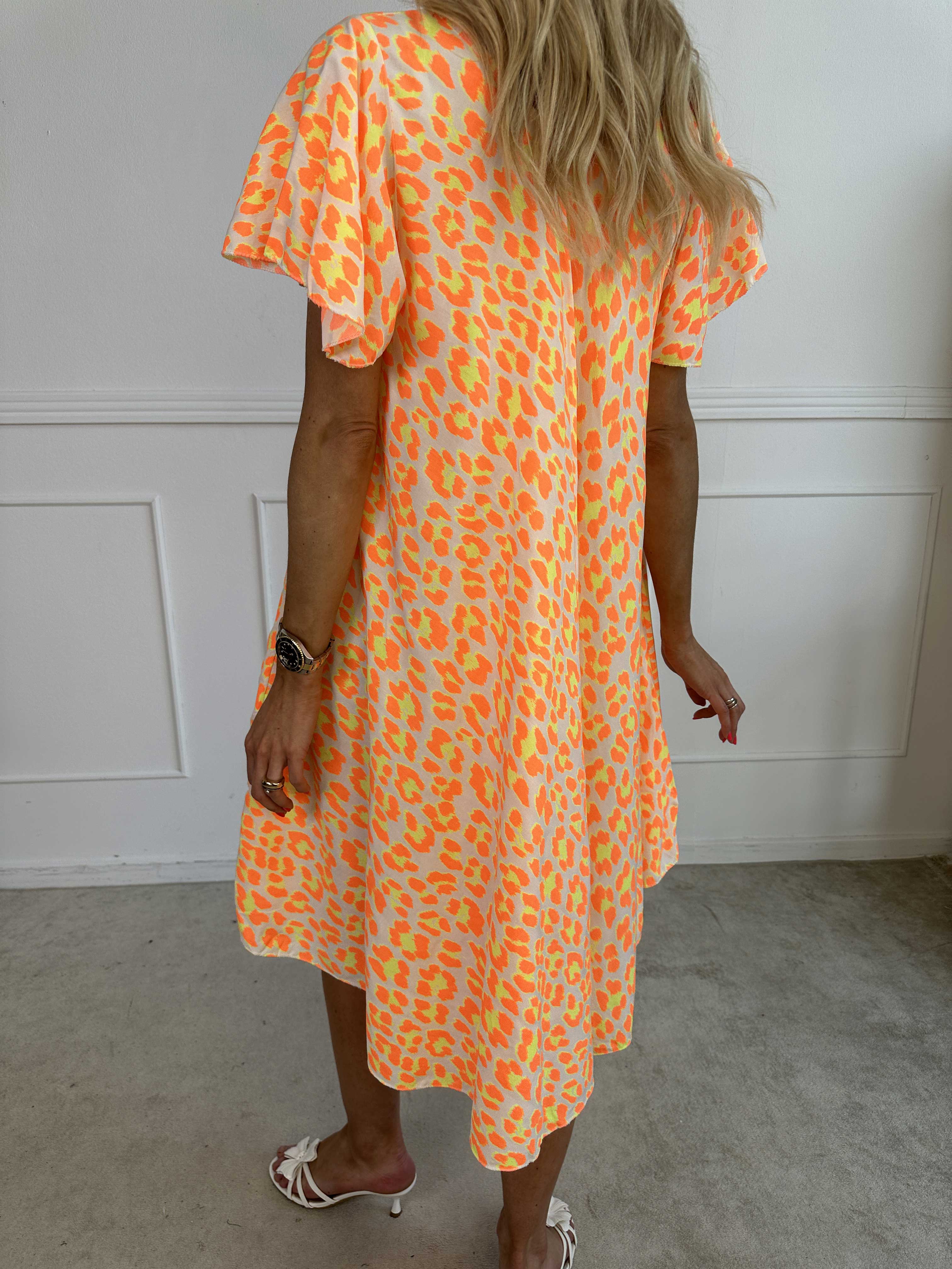 Chione - Sød kjole i a facon med leopardprint