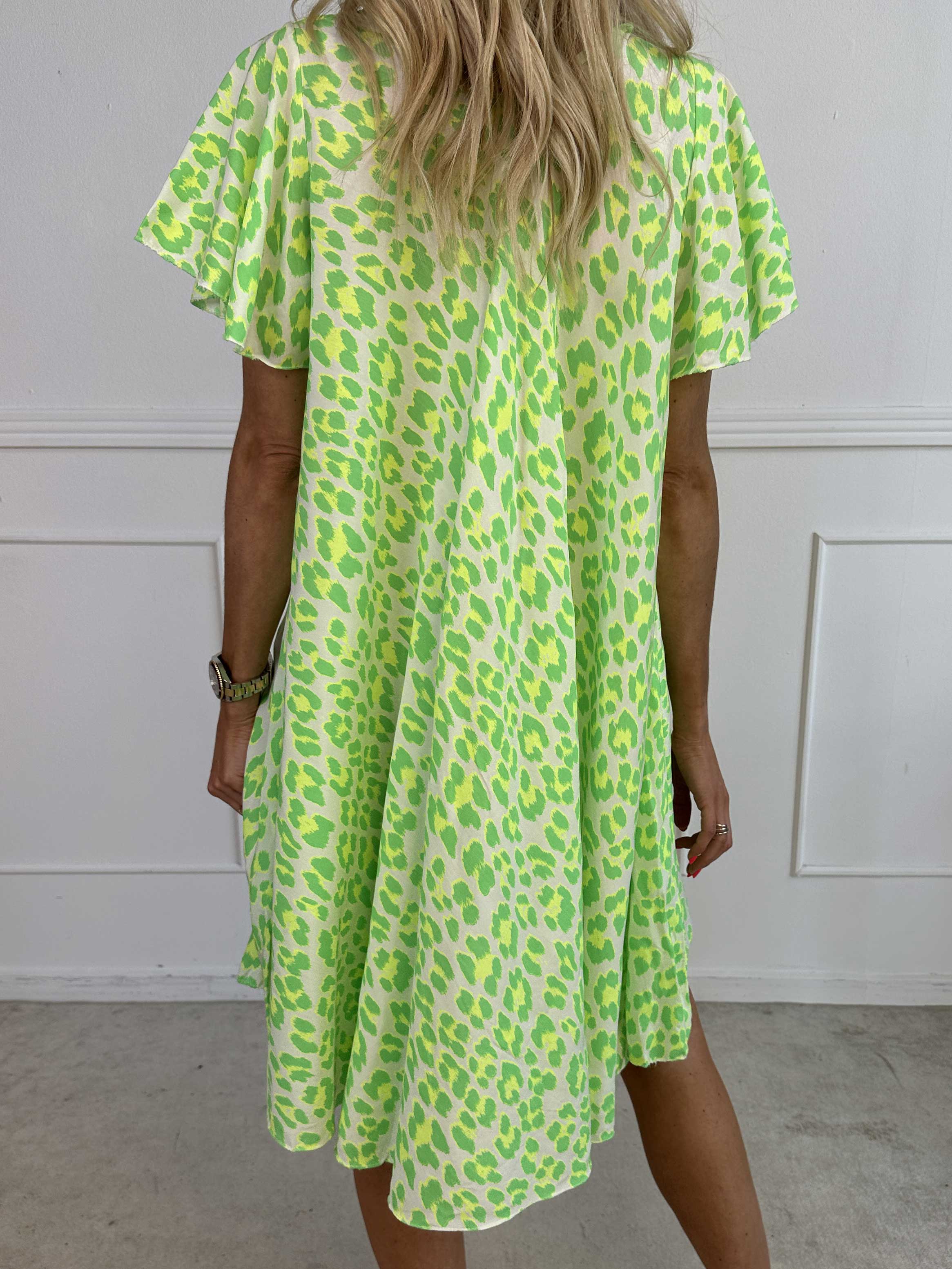 Chione - Sød kjole i a facon med leopardprint